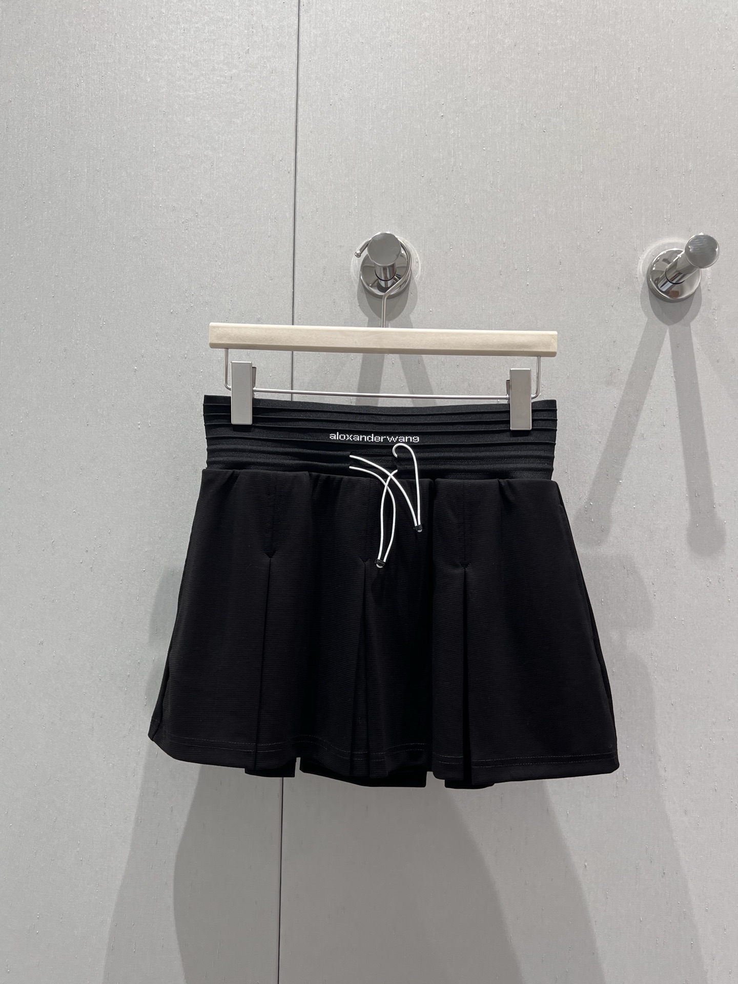 NO:432435,Support replacement, original designer model, 25ss spring and summer new style, spliced ​​threaded waist pleated short skirt [with underwear anti-exposed]丨Exclusive high-end product!  Paired with the visual effect of panacea oil, the visual effect is heart-warming, and the visual feel is basic, clean and neat, small A-shaped style makes it slim and versatile, who can't love it!  The high-waist design extends the height ratio, making the legs look longer!  Small girls can also handle it completely!  Pleated skirts are truly timeless. Whether in terms of practical wear or fashionable, they are double-full scores and are one of the must-have items in spring and summer!  S/M/L real photos, skirts, alexander wang19860909支持换款 原创设计师款 25ss春夏新款 拼接螺纹腰头百褶短裙【有内裤防走光】丨独家高版出品！搭配万金油冲击视觉效果一眼心动的即视感基础干净利落的小A字版型显瘦百搭谁能不爱！高腰设计更是拉长身高比例 超级显腿长！小个子女生也是完全都能驾驭的！百褶裙真的是永不过时的存在 无论从实穿性还是时髦度都是双满分是春夏必入的单品之一！现货发售S/M/L实拍细节图,,skirts,alexander wang,Women's clothing