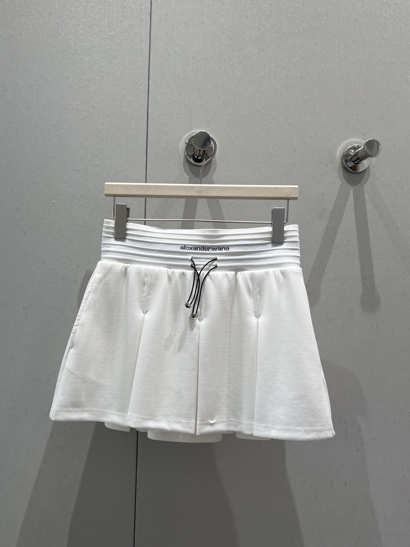 NO:432473,Support replacement, original designer model, 25ss spring and summer new style, spliced ​​threaded waist pleated short skirt [with underwear anti-exposed]丨Exclusive high-end product!  Paired with the visual effect of panacea oil, the visual effect is heart-warming, and the visual feel is basic, clean and neat, small A-shaped style makes it slim and versatile, who can't love it!  The high-waist design extends the height ratio, making the legs look longer!  Small girls can also handle it completely!  Pleated skirts are truly timeless. Whether in terms of practical wear or fashionable, they are double-full scores and are one of the must-have items in spring and summer!  S/M/L real photos, skirts, alexander wang19860909支持换款 原创设计师款 25ss春夏新款 拼接螺纹腰头百褶短裙【有内裤防走光】丨独家高版出品！搭配万金油冲击视觉效果一眼心动的即视感基础干净利落的小A字版型显瘦百搭谁能不爱！高腰设计更是拉长身高比例 超级显腿长！小个子女生也是完全都能驾驭的！百褶裙真的是永不过时的存在 无论从实穿性还是时髦度都是双满分是春夏必入的单品之一！现货发售S/M/L实拍细节图,,skirts,alexander wang,Women's clothing