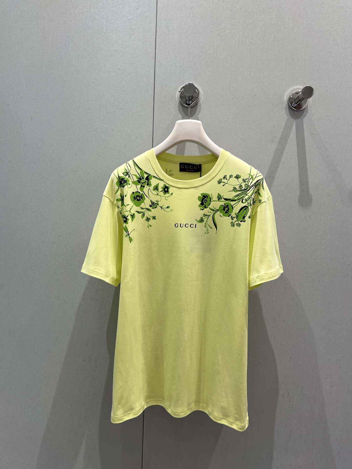 NO:431661,Support replacement Gucc* 25Ss spring and summer new style flower print round neck short-sleeved T-shirt | Exclusive yb development!  High-end production!  Loose short-sleeved T-shirt cut to highlight the brand style. Made of gram-weight pure cotton, full of drape and slim visual effect. Use printing technology and contrasting colors to outline three-dimensional style flowers, vines and brand letter logo patterns to enhance brand identity. Fashionable and high-end feel instantly created to create a personal style. Fashionable and relaxed. Single wear and inner wear is brilliant and fashionable. S/M/L real-life details pictures are available in stock, gucci, T-shirt,tees, t-shirt,alexander wang19860909支持换款 Gucc* 25Ss春夏新款 花朵印花圆领短袖T恤丨独家yb开发！高版出品！宽松短袖T恤裁剪 凸显品牌格调 采用克重纯棉制成 垂坠感十足 呈现显瘦视觉效果 利用印花工艺和撞色勾勒出立体风格的花朵藤蔓和品牌字母徽标图案 加强品牌标识度 时尚高级感立现 打造个性风格 时髦松弛 单穿内搭都出彩时髦 现货发售S/M/L实拍细节图,,gucci,T-shirt,tees，t-shirt,alexander wang,Women's clothing