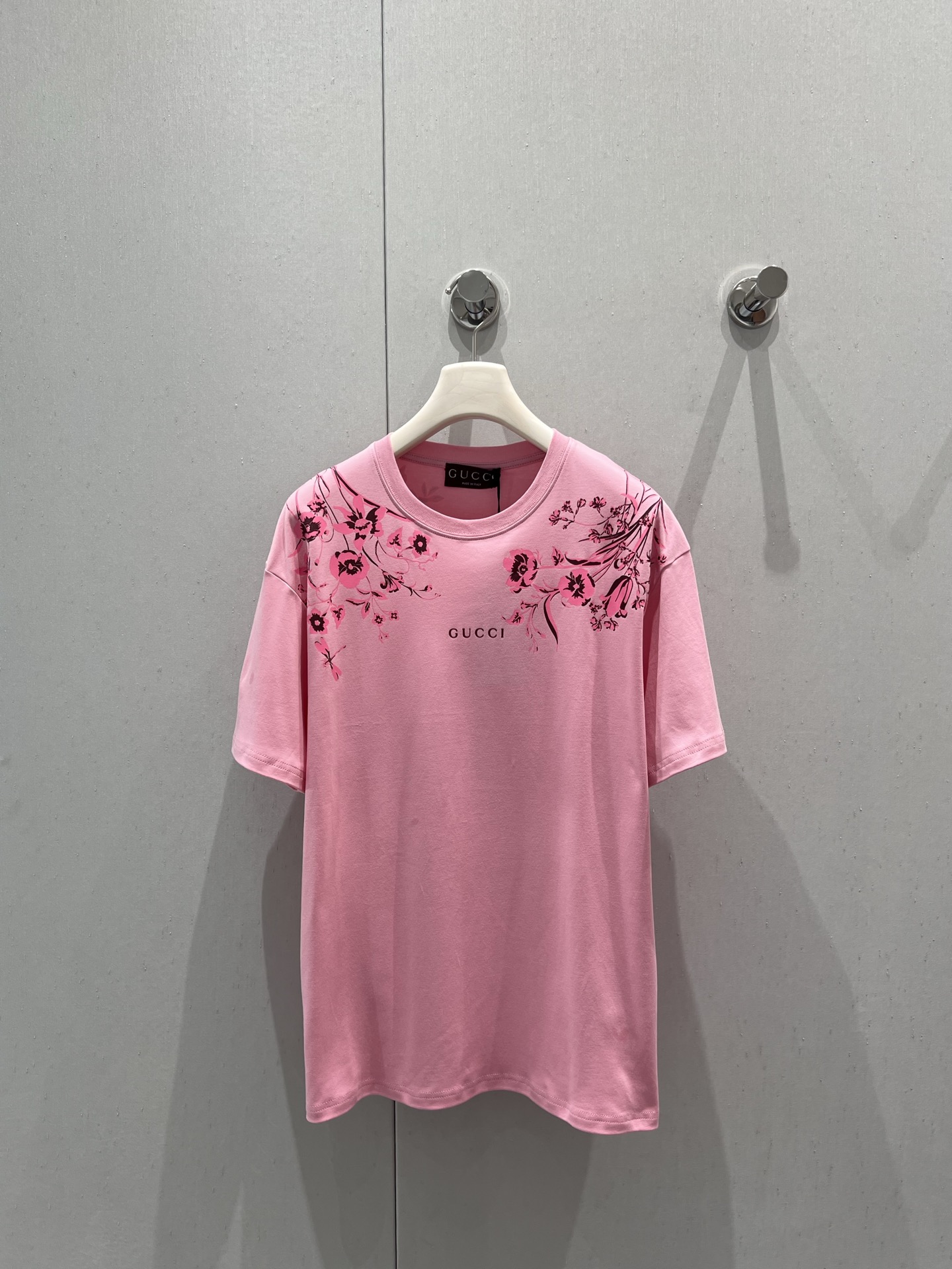 NO:431651,Support replacement Gucc* 25Ss spring and summer new style flower print round neck short-sleeved T-shirt | Exclusive yb development!  High-end production!  Loose short-sleeved T-shirt cut to highlight the brand style. Made of gram-weight pure cotton, full of drape and slim visual effect. Use printing technology and contrasting colors to outline three-dimensional style flowers, vines and brand letter logo patterns to enhance brand identity. Fashionable and high-end feel instantly created to create a personal style. Fashionable and relaxed. Single wear and inner wear is brilliant and fashionable. S/M/L real-life details pictures are available in stock, gucci, T-shirt,tees, t-shirt,alexander wang19860909支持换款 Gucc* 25Ss春夏新款 花朵印花圆领短袖T恤丨独家yb开发！高版出品！宽松短袖T恤裁剪 凸显品牌格调 采用克重纯棉制成 垂坠感十足 呈现显瘦视觉效果 利用印花工艺和撞色勾勒出立体风格的花朵藤蔓和品牌字母徽标图案 加强品牌标识度 时尚高级感立现 打造个性风格 时髦松弛 单穿内搭都出彩时髦 现货发售S/M/L实拍细节图,,gucci,T-shirt,tees，t-shirt,alexander wang,Women's clothing