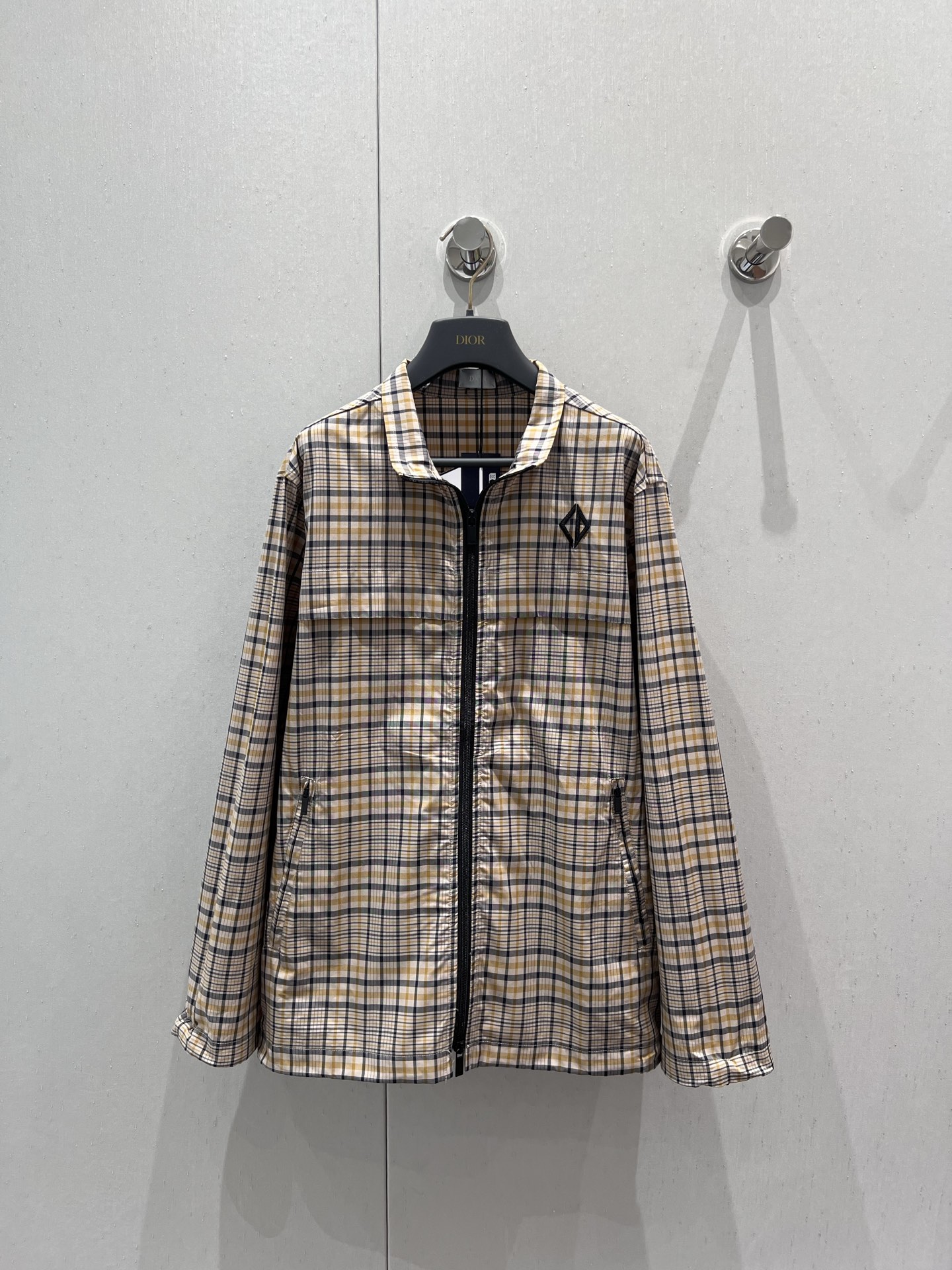 NO:433265,Support replacement Dio* 25Fw autumn and winter new style plaid stand collar long-sleeved jacket丨Exclusive high-end product!  Custom beige cotton blend fabric, beige and navy blue plaid pattern, chest with CD Diamond logo, two-way zipper closure, paired with Dio* zipper head, side zipper pocket drawstring cuffs and bottom edge, casual style, workmanship quality depends on details. S/M/L real shot details on the spot, dior, jackets & coats, alexander wang19860909支持换款 Dio* 25Fw秋冬新款 格纹立领长袖外套丨独家高版出品！订制米色棉质混纺面料、米色和海军蓝色格子图案、胸前饰以 CD Diamond 标志、双向拉链开合,搭配 Dio*拉链头、侧面拉链口袋抽绳袖口和底边、休闲款式 做工品质看细节.现货发售S/M/L实拍细节图,,dior,jackets & coats,alexander wang,Women's clothing