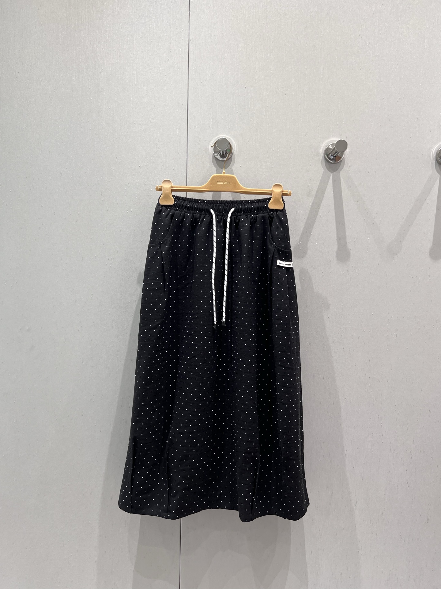 NO:433246,Support replacement Miumi* 25Fw spring and summer new style, star-shaped micro-marked polka dot drawstring half-body long skirt丨Exclusive high-end production!  Fresh vacation style, French romantic and elegant white and rich beauty essential items, classic black and white polka dots and starry patterns, spring and summer shirts or sunscreen clothes are suitable for matching, different occasions, let you easily control S/M/L real-life details pictures on sale, miumiu, skirts, shirts, alexander wang19860909支持换款 Miumi* 25Fw春夏新款 满天星微标波点抽绳半身长裙丨独家高版出品！清新的度假风气息 法式浪漫优雅的白富美必备单品 经典黑白波点满天星点点图案 春夏衬衫或防晒衣都很适穿搭配 不同场合 让你轻松驾驭 现货发售S/M/L实拍细节图,,miumiu,skirts,shirts,alexander wang,Women's clothing