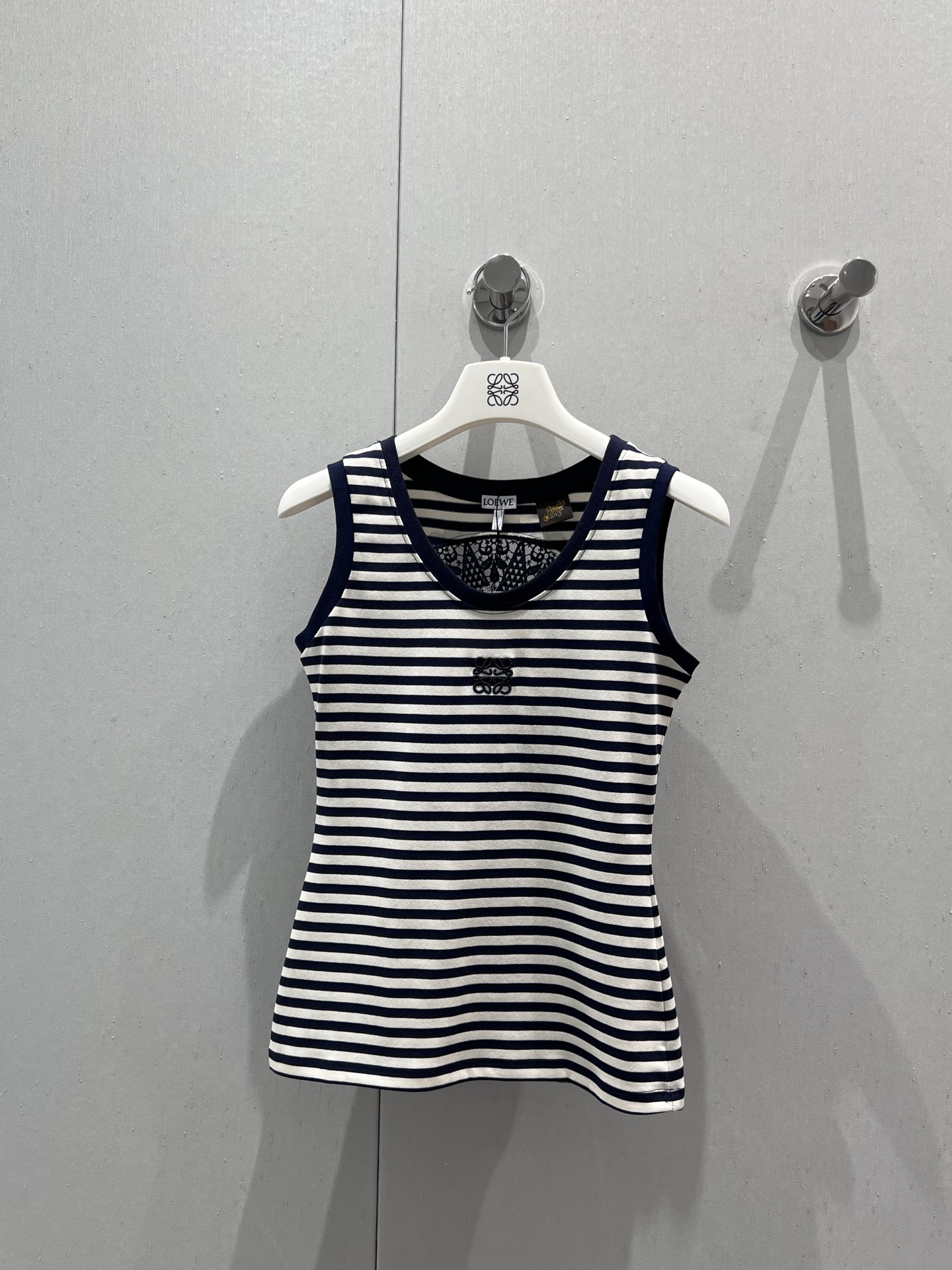 NO:431671,Support replacement of Loew* 25Ss spring and summer new model Heavy industry round-neck water-soluble spliced ​​embroidered vest丨Exclusive high-end production!  Exquisite visual effect, huge and beautiful upper body, custom-made latest hollow embroidery, low-key and luxurious!  A must-have item for fashionable things unlocks all outfits!  Determine the quality of my home!  Classic items are fashionable and high-end classic styles that are versatile and not picky!  S/M/L real photos, loewe, alexander wang19860909支持换款Loew* 25Ss春夏新款 重工圆领水溶拼接绣花背心丨独家高版出品！精致视觉效果 上身巨好看 定制最新镂空刺绣 低调奢华！时髦精必备单品解锁所有穿搭！认准我家品质！经典单品时髦又高级经典版型百搭不挑人！现货发售S/M/L实拍细节图,,loewe,alexander wang,Women's clothing