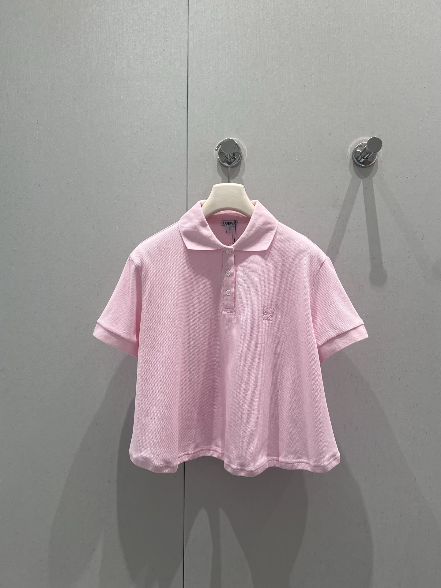 NO:431689,Support replacement Loew* 25Ss spring and summer new style, classic letter logo embroidered POLO shirt丨Exclusive high-end production!  The refreshing and fashionable tee is so beautiful. It is matched with a playful and age-reducing Polo collar and a loose hem design. It can easily grasp the fashionable atmosphere. It is easy to match without picking the face and makes you look slimmer!  The whole piece has a very summery taste, a youthful and energetic feel, customized fabric, super comfortable texture!  Such a T-shirt is a piece for everyone in summer!  S/M/L real photos, loewe, tees, t-shirt, alexander wang19860909支持换款 Loew* 25Ss春夏新款 经典字母logo刺绣POLO衫丨独家高版出品！清爽又时髦的tee也太好看啦搭配俏皮减龄的Polo领以及下摆宽松设计 轻松拿捏时髦氛围感 不挑脸型易搭更显瘦！整件就是很夏天的味道 青春又活力的感觉定制面料 质感超级舒适！这样的T恤在夏季就是人手一件的存在！现货发售S/M/L实拍细节图,,loewe,tees，t-shirt,alexander wang,Women's clothing