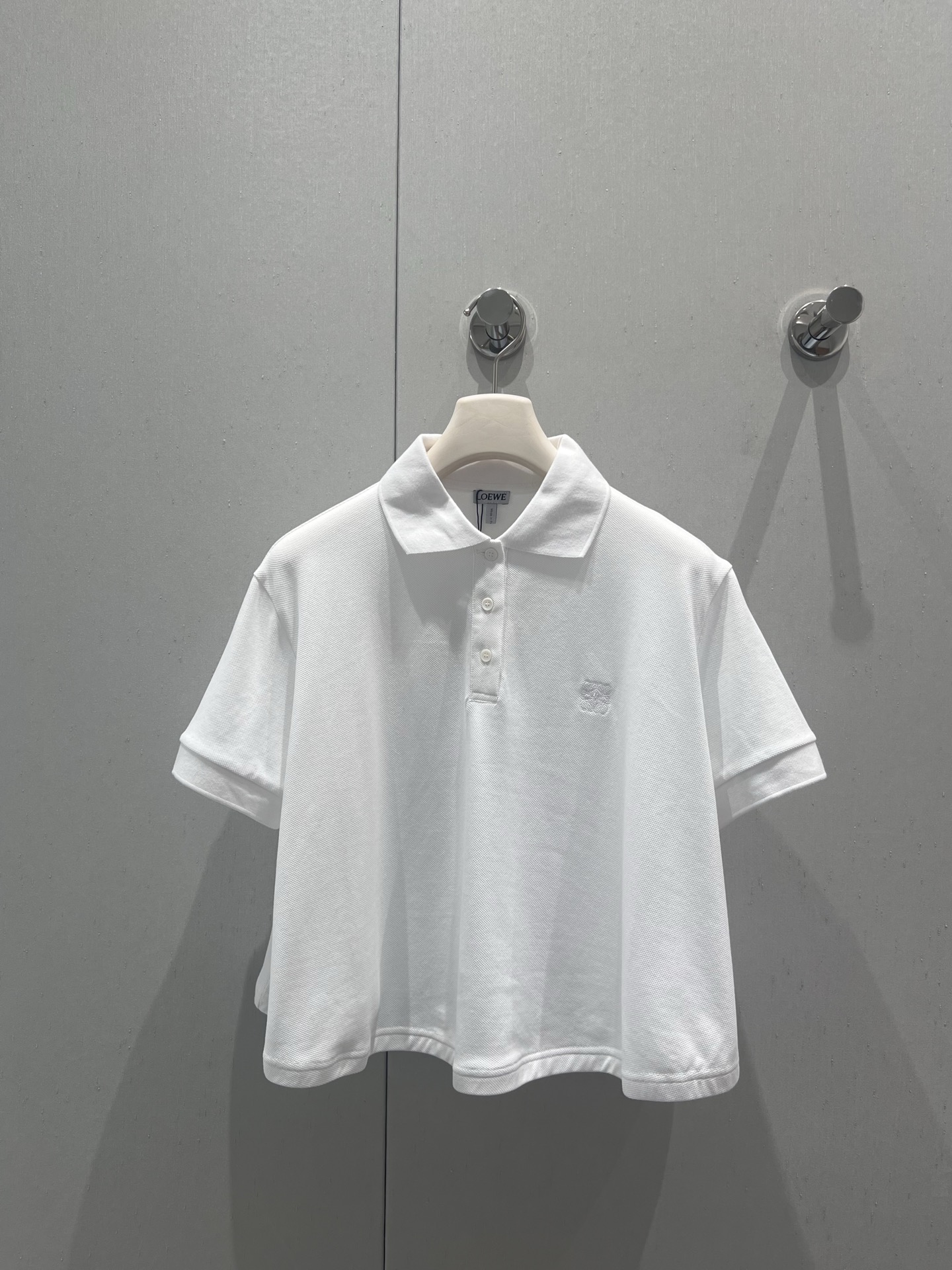 NO:431695,Support replacement Loew* 25Ss spring and summer new style, classic letter logo embroidered POLO shirt丨Exclusive high-end production!  The refreshing and fashionable tee is so beautiful. It is matched with a playful and age-reducing Polo collar and a loose hem design. It can easily grasp the fashionable atmosphere. It is easy to match without picking the face and makes you look slimmer!  The whole piece has a very summery taste, a youthful and energetic feel, customized fabric, super comfortable texture!  Such a T-shirt is a piece for everyone in summer!  S/M/L real photos, loewe, tees, t-shirt, alexander wang19860909支持换款 Loew* 25Ss春夏新款 经典字母logo刺绣POLO衫丨独家高版出品！清爽又时髦的tee也太好看啦搭配俏皮减龄的Polo领以及下摆宽松设计 轻松拿捏时髦氛围感 不挑脸型易搭更显瘦！整件就是很夏天的味道 青春又活力的感觉定制面料 质感超级舒适！这样的T恤在夏季就是人手一件的存在！现货发售S/M/L实拍细节图,,loewe,tees，t-shirt,alexander wang,Women's clothing