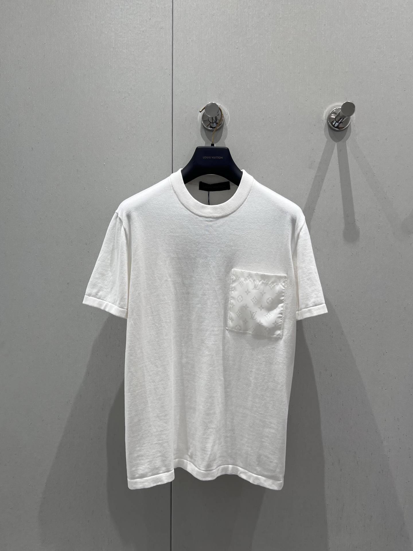 NO:432476,Support for replacement Louis Vuitto* 25Ss spring and summer new style, pocket-full logo jacquard knitted round neck short-sleeved top丨Exclusive high-end production!  The small round neck highlights the fashionable atmosphere, and is easy to match without picking the face!  Loose style, absolutely versatile style, easy to wear to the casual and lazy feeling of INS blogger~ Customized fabric, super comfortable texture!  It's OK to match it casually!  S/M/L real photos of details of spot sale, louis vuitton, T-shirt, alexander wang19860909支持换款 Louis Vuitto* 25Ss春夏新款 口袋满logo提花针织圆领短袖上衣丨独家高版出品！小圆领突出时髦氛围感 不挑脸型易搭更显瘦！宽松版型 绝对的百搭款 轻松穿出INS博主那种随意慵懒感～定制面料 质感超级舒适！随意搭配都OK！现货发售S/M/L实拍细节图,,louis vuitton,T-shirt,alexander wang,Women's clothing