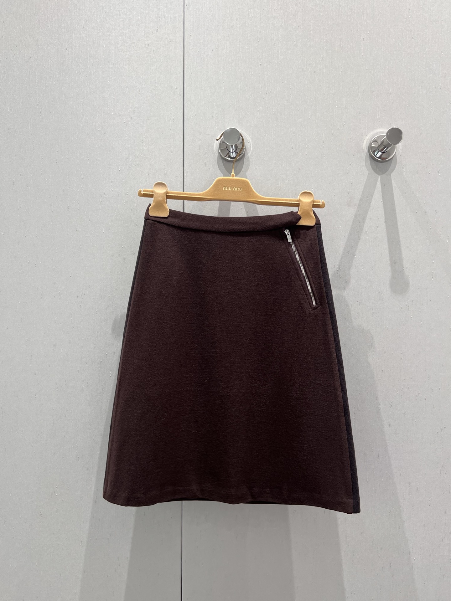 NO:431699,Support replacement Miumi* 25Fw early autumn new style college style high waist straight zipper skirt丨Exclusive yb development!  High-end production!  The style is very fashionable, slimming and modifying the body proportions!  Impact visual effects: At a glance, the visual feeling is slim and versatile. Who can not love it!  The high-waisted A-shaped style even lengthens the height ratio, making the legs look longer!  A skirt with a sense of atmosphere is very outstanding no matter how you match it!  It is a must-have fashionable item for autumn and winter. The customized fabric has a very good texture and a high-end feeling is about to come out. Sisters!  Close your eyes and rush!  S/M/L real photos, miumiu, skirts, alexander wang19860909支持换款 Miumi* 25Fw早秋新款 学院风高腰直筒拉链半身裙丨独家yb开发！高版出品！版型非常时髦 显瘦又修饰身材比例！冲击视觉效果一眼心动的即视感显瘦百搭谁能不爱！高腰A字版型更是拉长身高比例 超级显腿长！自带氛围感的一条半身裙 怎么搭配都很出彩！是秋冬必入的时髦单品定制面料质感非常好 高级感呼之欲出 姐妹们！都给我闭眼冲！现货发售S/M/L实拍细节图,,miumiu,skirts,alexander wang,Women's clothing