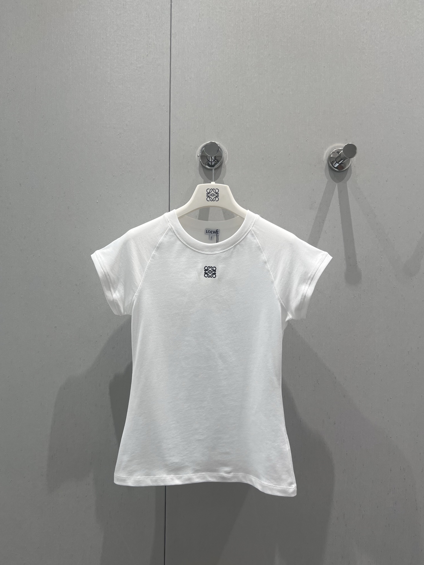 NO:431683,Support replacement Loew* 25Ss spring and summer new style, limited and fashionable hot T-shirts in summer | Exclusive yb development!  High-end production!  A classic model that is sold simultaneously with imported pure cotton cabinets. A magical tool for daily matching!  White and rich beauty must be worn in the inner wear low-key and luxurious. The customized fabric has a delicate and soft texture. The classic style is not picky about people and looks slim and versatile!  S/M/L real photos, loewe, tees, t-shirt, alexander wang19860909支持换款 Loew* 25Ss春夏新款 夏日限定时髦爆款T恤丨独家yb开发！高版出品！进口纯棉材质柜柜同步卖爆的经典款.日常搭配神器！白富美必入内搭低调奢华.定制面料质感细腻柔软.经典版型不挑人上身显瘦又百搭！现货发售S/M/L实拍细节图,,loewe,tees，t-shirt,alexander wang,Women's clothing