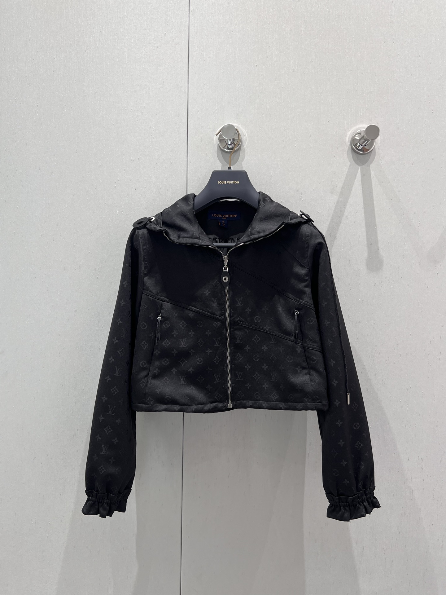 NO:432467,Support replacement Louis Vuitto* 25Fw early autumn new model MONOGRAM presbyopia short windproof jacket | Exclusive high-end production!  The whole body is iconic four-leaf clover letters and dark pattern jacquard logo, highlighting the brand tone, the cuffs are pressed and lace elastic, and the adjustment is lighter and flexible with the hat collar drawstring, adding a sense of styling. The wear rate is super high, and it is an absolutely versatile style!  S/M/L real photos of details, louis vuitton, jackets & coats, jackets & coats, hats, alexander wang19860909支持换款 Louis Vuitto* 25Fw早秋新款 MONOGRAM老花短款防风夹克外套丨独家高版出品！通体标志性四叶草字母暗纹提花徽标 彰显品牌调性 袖口压褶花边松紧设计 配合帽领抽绳调节更轻便灵活 增添造型层次感 实穿率超高, 绝对百搭的款式！现货发售S/M/L实拍细节图,,louis vuitton,jackets & coats,jackets & coats,hats,alexander wang,Women's clothing