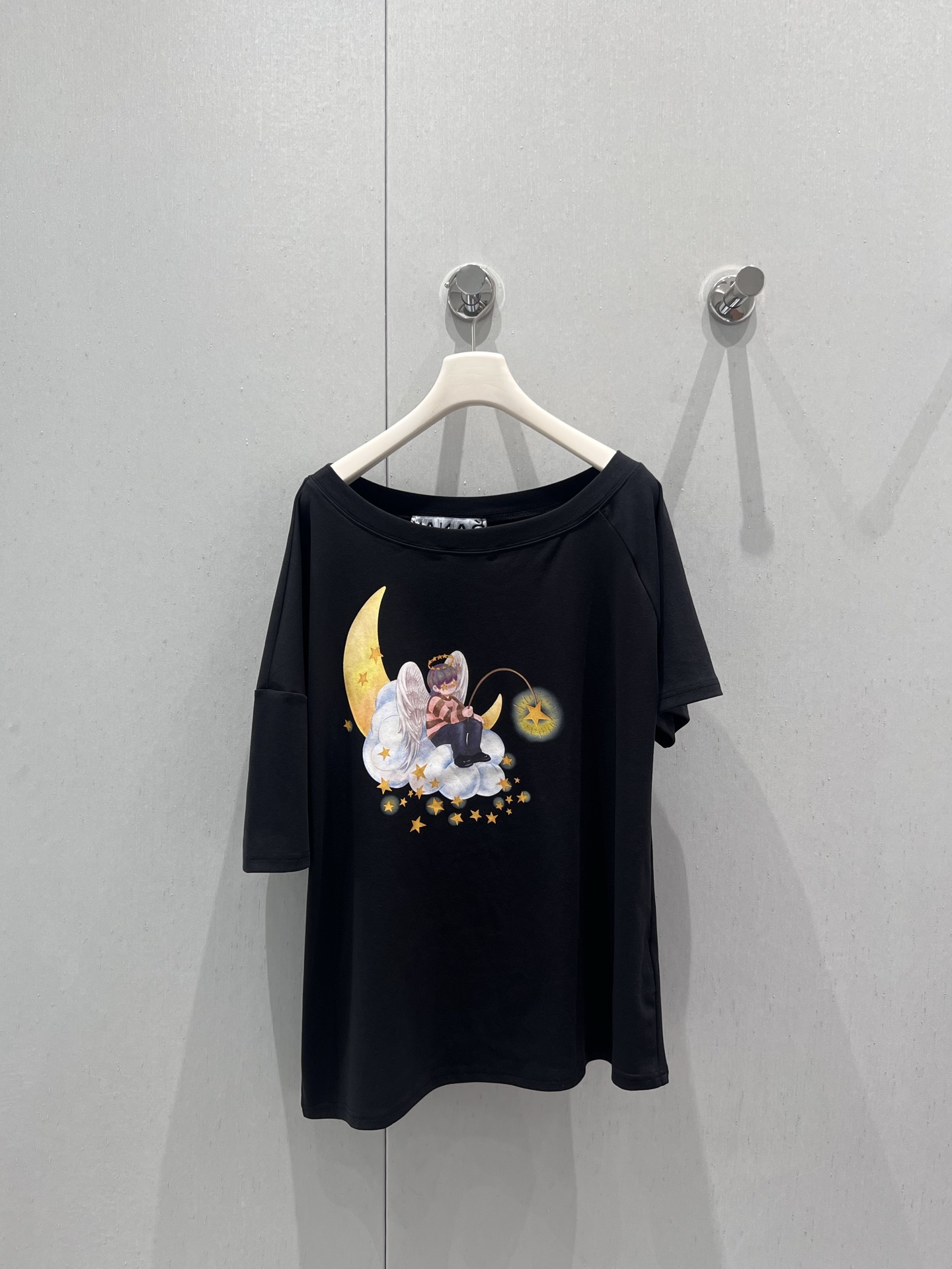 NO:432491,Support replacement YANA* 25Ss spring and summer new style Fishing Star Boy Print Off-shoulder T-shirt丨Exclusive high-end production!  It’s so beautiful to have a shoulder leak in summer!  !  It is both layered and fashionable!  The design is full of detail, and the details are so exquisite. The expressions of the little angel and the light of the stars are lifelike!  Sisters!  Close your eyes and rush!  S/M/L real photos, tees, t-shirt, alexander wang19860909支持换款 YANA* 25Ss春夏新款 钓星星男孩印花露肩T恤丨独家高版出品！夏日漏肩小心机也太好看了叭！！既有层次感又时髦十足！设计感满满的 细节更是精致到不行,小天使的表情、星星的光芒都栩栩如生！ 姐妹们！都给我闭眼冲！现货发售S/M/L实拍细节图,,tees，t-shirt,alexander wang,Women's clothing