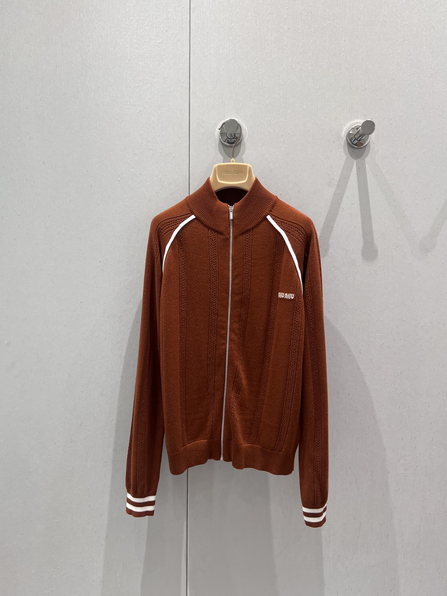 NO:432453,Support replacement Miumi* 25Ss spring and summer new model, micro-label long-sleeved zipper knitted jacket | Exclusive high-end production!  Wool yarn weaving, soft and comfortable, fashionable and slim, long-sleeved knitted jacket cut, full-clad design zippers are convenient to put on and off, large body is in vertical hollow alternating raglan cuff lines, large body is in collision, threaded edge, full of exquisiteness, iconic letter logo decoration on the chest, showing the temperament of Miao's best, adding a gentle and literary atmosphere, perfect for random matching, S/M/L real-life details pictures, miumiu, jackets & coats, alexander wang19860909支持换款 Miumi* 25Ss春夏新款 微标长袖拉链针织外套丨独家高版出品！羊毛纱线织造 柔软舒适 洋气显瘦 长袖针织外套剪裁 全开襟设计拉链便利穿脱 大身以竖状镂空交替插肩袖口线条撞色 大身棕色形成碰撞 配合螺纹包边 精致度满分 胸前标志性字母徽标装饰 展现缪氏最拿手的气质学院风格 增添温柔文艺气息 随意搭配都完美 现货发售S/M/L实拍细节图,,miumiu,jackets & coats,alexander wang,Women's clothing