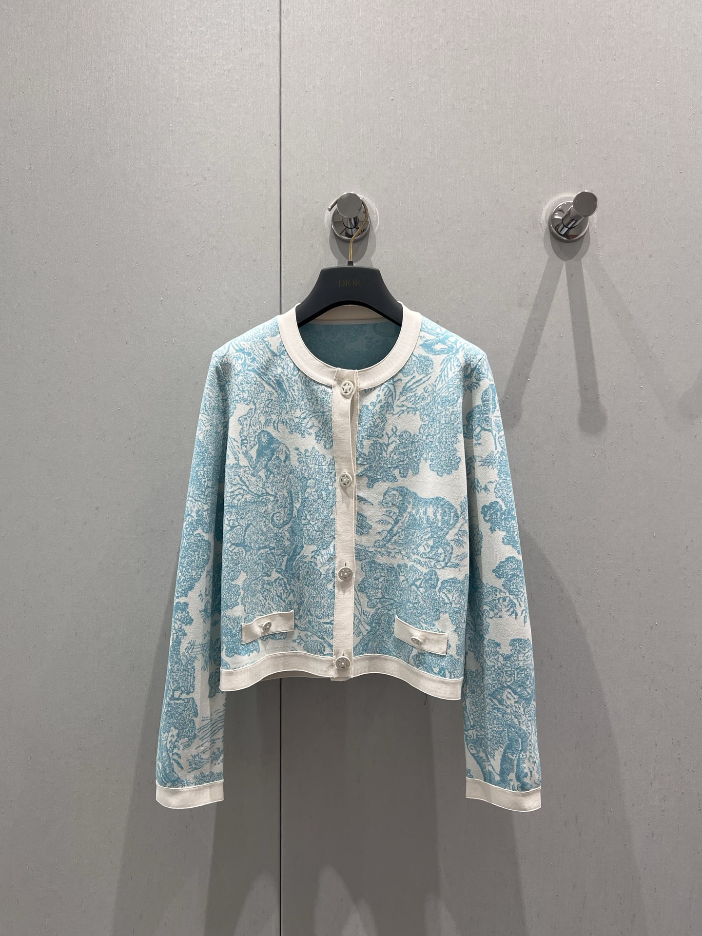 NO:432455,Support replacement Dio* 25Fw early autumn new model animal jacquard knitted cardigan丨Exclusive high-end product!  Classic color system, round neck regular style, strong inner shape of the surface, visual enjoyment, full color, high-end feeling, universal matching king, logo button modification, embellishment pattern embellishment, upper body slim and fashionable, S/M/L real-life details pictures, dior, alexander wang19860909支持换款 Dio* 25Fw早秋新款 动物提花针织开衫丨独家高版出品！经典色系 圆领常规版型 表面肌里感很强 视觉享受 饱满的色调 高级感拉满 万能搭配王 logo纽扣修饰点缀 图案点缀修饰 上身显瘦时尚 现货发售S/M/L实拍细节图,,dior,alexander wang,Women's clothing