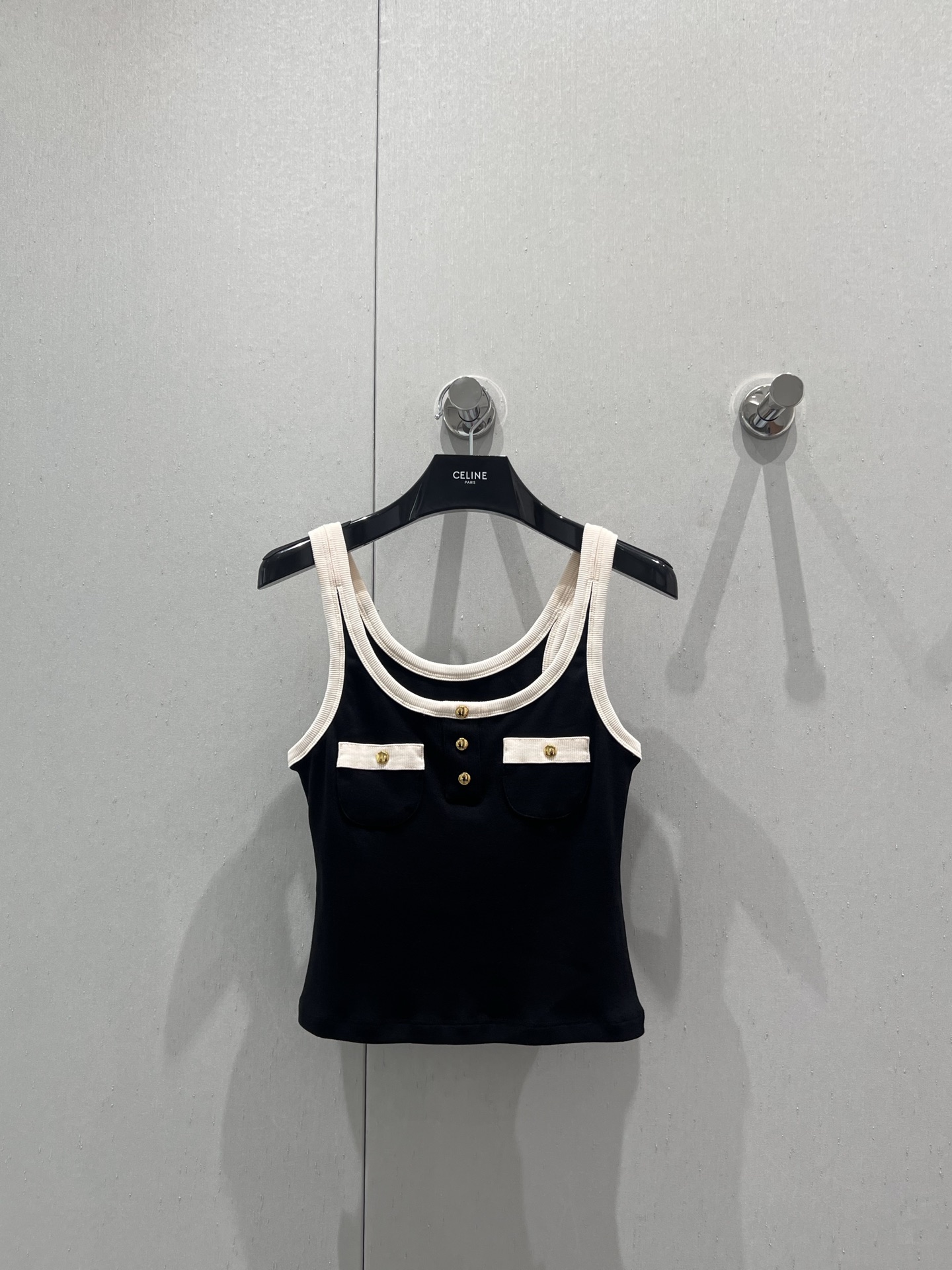 NO:432486,Support replacement Celin* 25Ss spring and summer new model, three-pin buckle pocket contrasting color slim fit vest | Exclusive yb development!  High-end production!  Contrast color ribbed trim casual style!  Simple and elegant combination, super thin waist!  The upper body effect is really amazing!  Custom fabrics have high texture comfort!  The impeccable fabric and excellent styling design are simply perfect. This summer, I really don’t love this slim and detailed vest, which is huge and slim!  Big recommendation!  I really let a hundred hearts go!  S/M/L real photos, celine, alexander wang19860909支持换款 Celin* 25Ss春夏新款 三粒扣口袋撞色修身小背心丨独家yb开发！高版出品！撞色罗纹饰边休闲版型！简约大方好搭配 超显腰细！上身效果真的是绝绝子！定制面料有着高质感的舒适度！无可挑剔的面料搭配优秀的版型设计简直完美这个夏天真的狠难不爱这件修身又充满细节的背心巨巨巨显瘦！重磅推荐！真的放一百个心冲了！现货发售S/M/L实拍细节图,,celine,alexander wang,Women's clothing