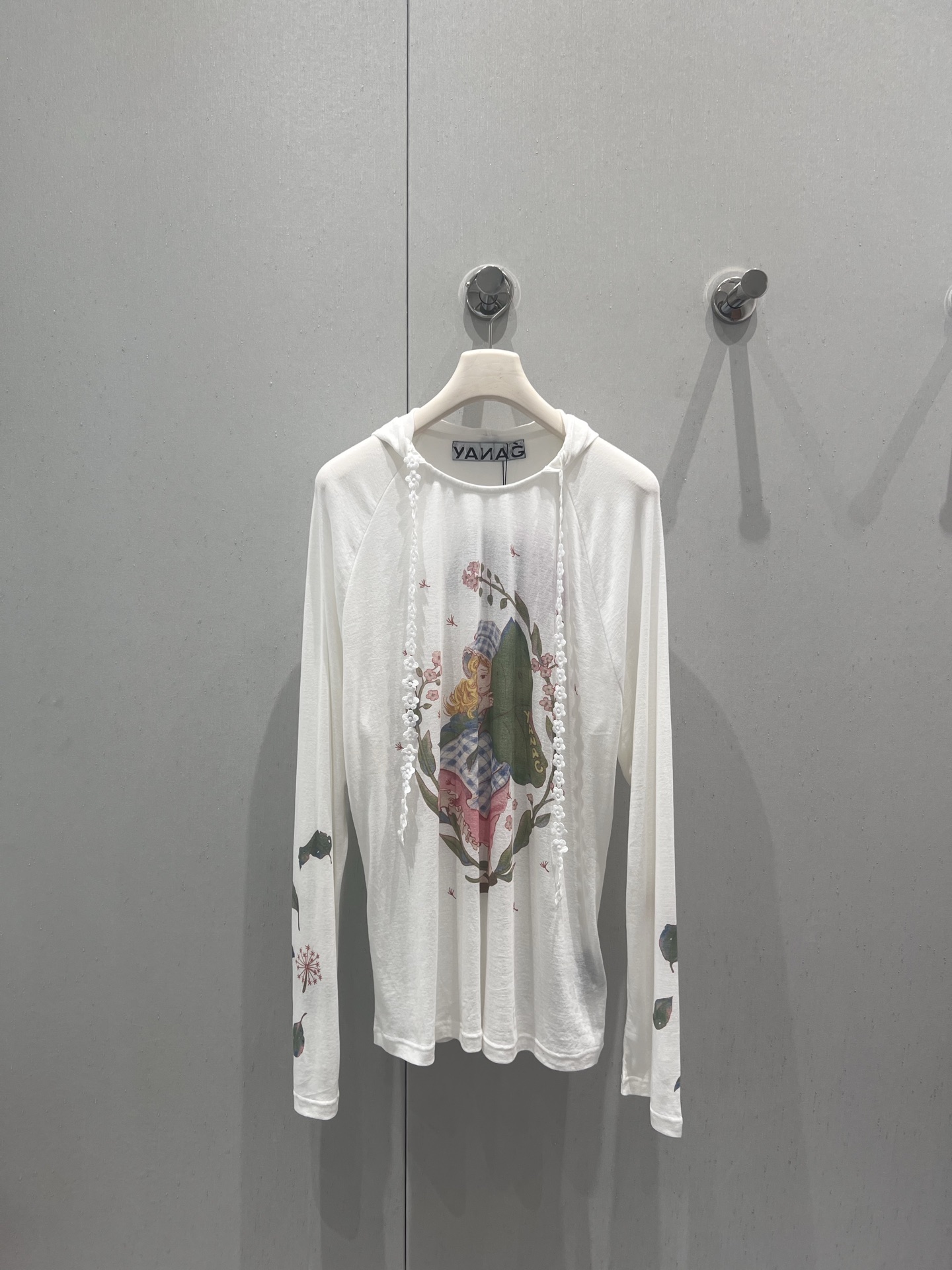 NO:433196,Support replacement YANA* 25Ss spring and summer new style, a hooded sunscreen long-sleeved T-shirt wrapped in leaves | Exclusive high-end production!  Focus on a sense of comfort!  Not only is it a heart-warming look, but the upper body is also amazing. The holiday atmosphere is full of ~ There is no problem in wearing it as a sunscreen in summer!  A sunscreen shirt with a sense of atmosphere!  Whoever wears it looks good? It is an excellent choice for summer daily and vacations!  Sisters!  Take it down quickly!  S/M/L real photos, tees, t-shirt,hats,alexander wang19860909支持换款 YANA* 25Ss春夏新款 树叶包裹的女孩连帽防晒长袖T恤丨独家高版出品！主打一个舒适感！不仅一眼心动 上身也是敲惊艳 度假氛围感拉满了～夏天当防晒穿完全没有问题！自带氛围感的一件防晒衫！谁穿谁好看 是夏日日常和度假的极佳选择！姐妹们！赶紧拿下！现货发售S/M/L实拍细节图,,tees，t-shirt,hats,alexander wang,Women's clothing