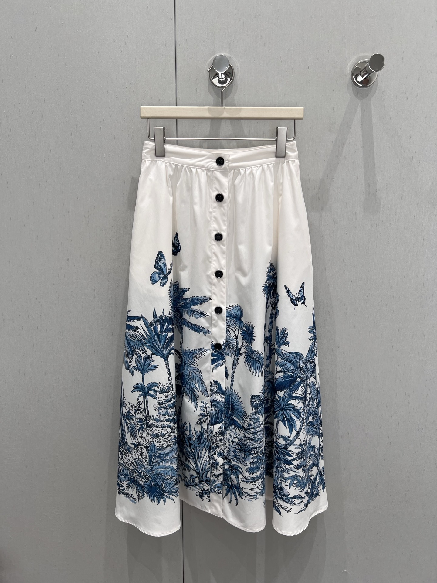 NO:433242,Support replacement Dio* 25Ss spring and summer new style, butterfly coconut tree Palms, Ruyi printed single-breasted skirt丨Exclusive high-end production!  Agile and romantic vacation style, French elegant classic A-line umbrella design, large skirt with sweet or salty hem, not picky, top-fitting, so beautiful that it has no friends!  Positioning and restoring the printed pattern. Pure cotton fabric is skin-friendly and comfortable, the workmanship quality depends on the details, S/M/L real photos are sold in stock, dior, skirts, alexander wang19860909支持换款 Dio* 25Ss春夏新款 蝴蝶椰树Palms 茹伊印花单排扣半身裙丨独家高版出品！灵动浪漫度假风情,法式优雅经典A字伞型设计大裙摆可甜可盐,不挑人版型上身美到没朋友！定位还原印花图案.纯棉面料质感亲肤舒适,做工品质看细节,现货发售S/M/L实拍细节图,,dior,skirts,alexander wang,Women's clothing