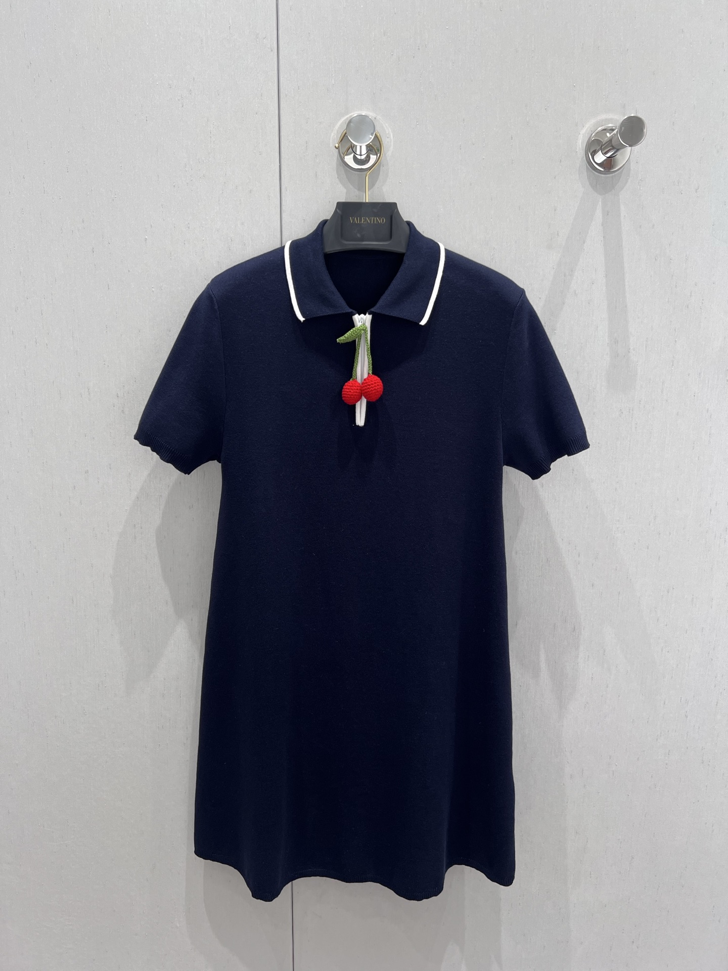 NO:433244,Support for replacement Valen*tino 25Ss spring and summer new style red cherry pendant polo knitted dress 丨Exclusive yb development!  High-end production!  Cotton material, white collar contrasting trim is simple and fashionable!  The main elements of the crochet cherry decoration design decoration this year ~ the overall playful and cute is so foul!  Extreme style with 1:1 excellent style, workmanship quality depends on details, S/M/L real photos of real photos on sale in stock, valentino, skirts, alexander wang19860909支持换款 Valen*tino 25Ss春夏新款 红色樱桃吊坠polo针织连衣裙丨独家yb开发！高版出品！棉材质,白色领口撞色边饰简约即时尚！领口钩织的樱桃装饰设计饰今年的主要元素～整体俏皮可爱到犯规！时尚感爆棚1:1超赞版型,做工品质看细节,现货发售S/M/L实拍细节图,,valentino,skirts,alexander wang,Women's clothing