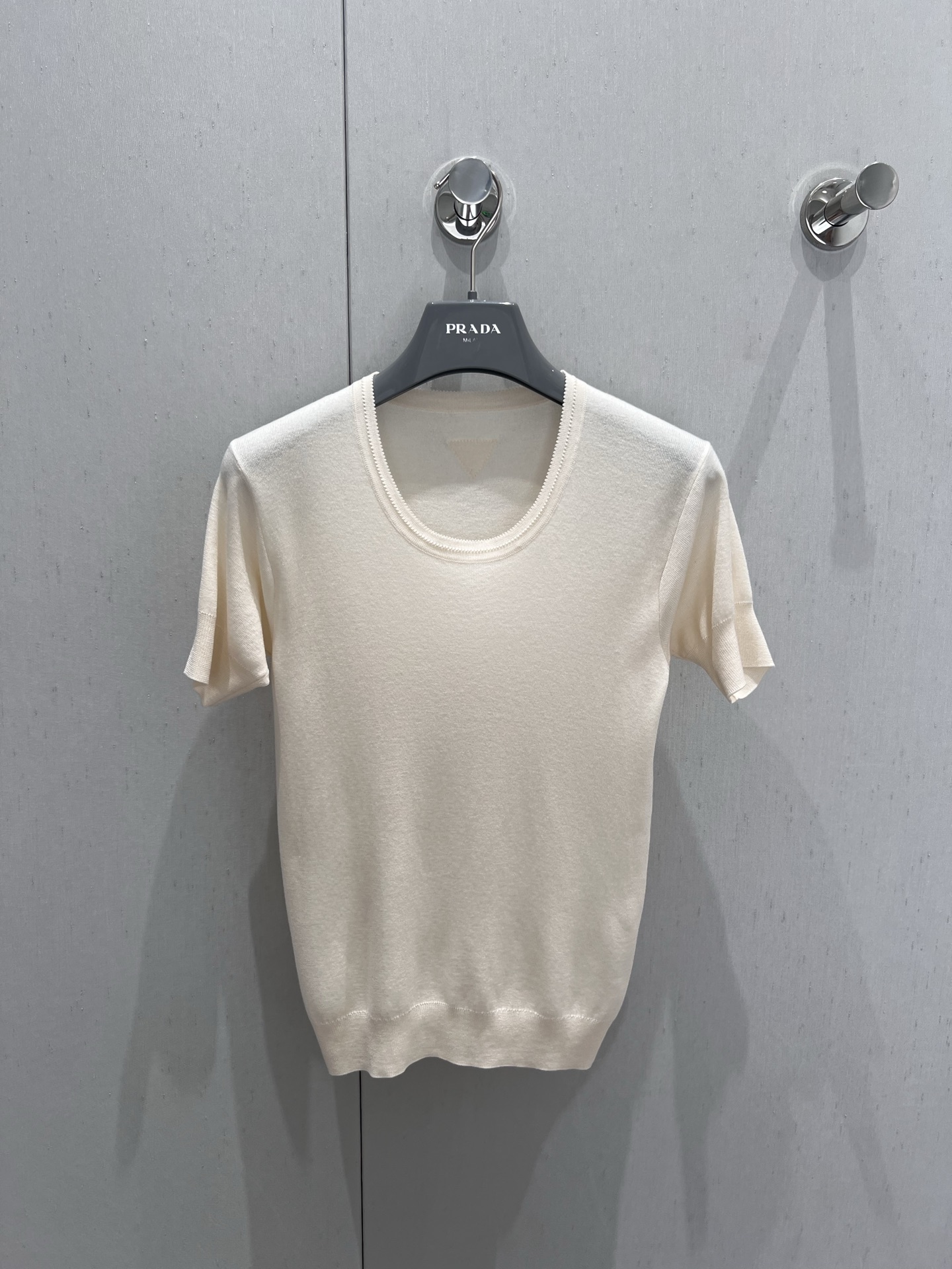 NO:433259,Support replacement Prad* 25Ss spring and summer new style high-end plain knitted short-sleeved top丨Exclusive yb development!  High-end production!  Imported mulberry silk blended yarn 18-pin German imported stoll woven simple style charming texture super delicate and soft!  A goddess of temperament must receive payment!  Sweet and salty casual and versatile items, workmanship quality depends on the details. S/M/L real photos are available in stock, prada, T-shirt, alexander wang19860909支持换款 Prad* 25Ss春夏新款 高级素色针织短袖上衣丨独家yb开发！高版出品！进口桑蚕丝混纺纱线 18针德国进口stoll 机织 简约风气质迷人 质感超级细腻柔软！气质女神必收款！可甜可盐休闲百搭单品 做工品质看细节.现货发售S/M/L实拍细节图,,prada,T-shirt,alexander wang,Women's clothing