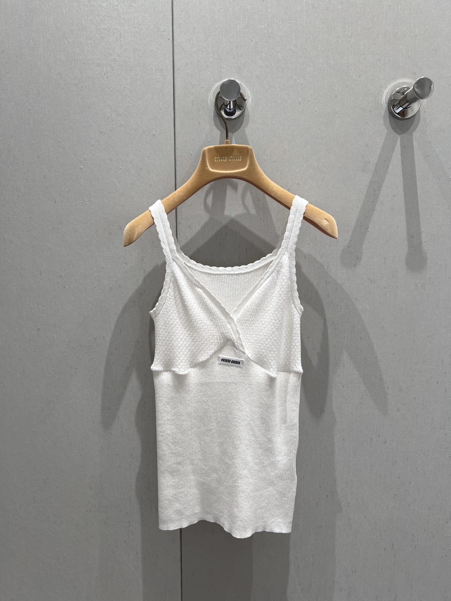 NO:433843,Support replacement Miumi* 25Ss spring and summer new style, thin shoulder knitted suspender vest丨Exclusive high-end production!  Custom imported cotton woven, comfortable texture, elastic slim fit, smooth cut, thin shoulder suspender vest style, simple and atmospheric cut, vest color fabric, neckline and chest outline with white lace, echoing letter logo, rich design levels, highlighting brand style, making the simple and elegant elements more low-key and luxurious. Elastic fabric easily outlines the waist, wears good proportions, and shows more advanced texture. A suspender vest suitable for vacation can also surpass different occasions!  S/M/L real photos, miumiu, alexander wang19860909支持换款 Miumi* 25Ss春夏新款 细肩针织吊带背心丨独家高版出品！定制进口棉纶织造 质感舒适 弹力修身 裁剪垂顺流畅 细肩吊带背心版型 裁剪简约大气 通体素色面料 领口与胸前以白色花边勾勒 呼应字母徽标 丰富设计层次 突出品牌格调 让素雅元素更显低调奢华 弹力面料轻松勾勒腰身 穿出好比例 更显高级质感 一款适合度假也可凌驾不同场合吊带背心！现货发售S/M/L实拍细节图,,miumiu,alexander wang,Women's clothing