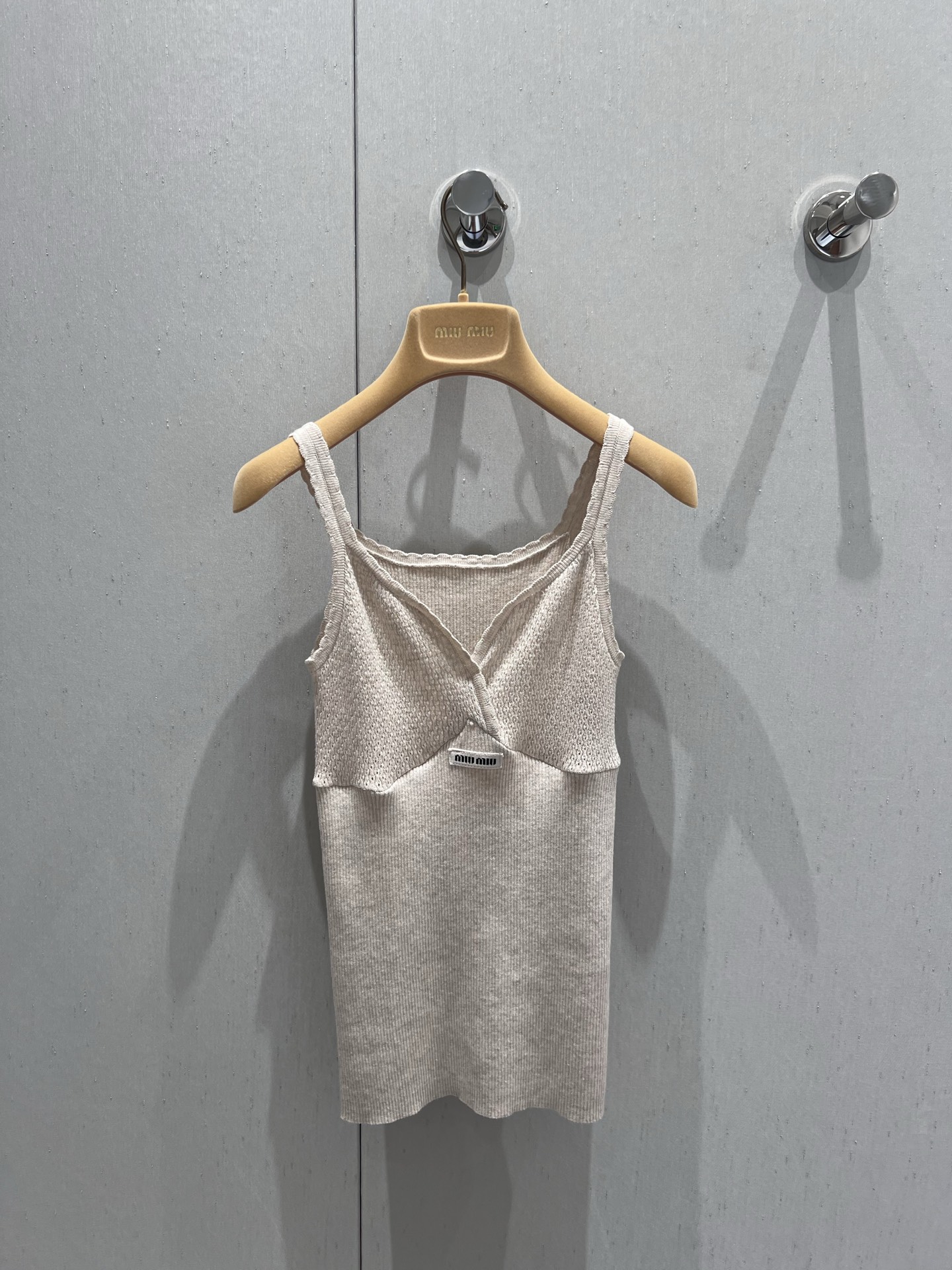 NO:433837,Support replacement Miumi* 25Ss spring and summer new style, thin shoulder knitted suspender vest丨Exclusive high-end production!  Custom imported cotton woven, comfortable texture, elastic slim fit, smooth cut, thin shoulder suspender vest style, simple and atmospheric cut, vest color fabric, neckline and chest outline with white lace, echoing letter logo, rich design levels, highlighting brand style, making the simple and elegant elements more low-key and luxurious. Elastic fabric easily outlines the waist, wears good proportions, and shows more advanced texture. A suspender vest suitable for vacation can also surpass different occasions!  S/M/L real photos, miumiu, alexander wang19860909支持换款 Miumi* 25Ss春夏新款 细肩针织吊带背心丨独家高版出品！定制进口棉纶织造 质感舒适 弹力修身 裁剪垂顺流畅 细肩吊带背心版型 裁剪简约大气 通体素色面料 领口与胸前以白色花边勾勒 呼应字母徽标 丰富设计层次 突出品牌格调 让素雅元素更显低调奢华 弹力面料轻松勾勒腰身 穿出好比例 更显高级质感 一款适合度假也可凌驾不同场合吊带背心！现货发售S/M/L实拍细节图,,miumiu,alexander wang,Women's clothing