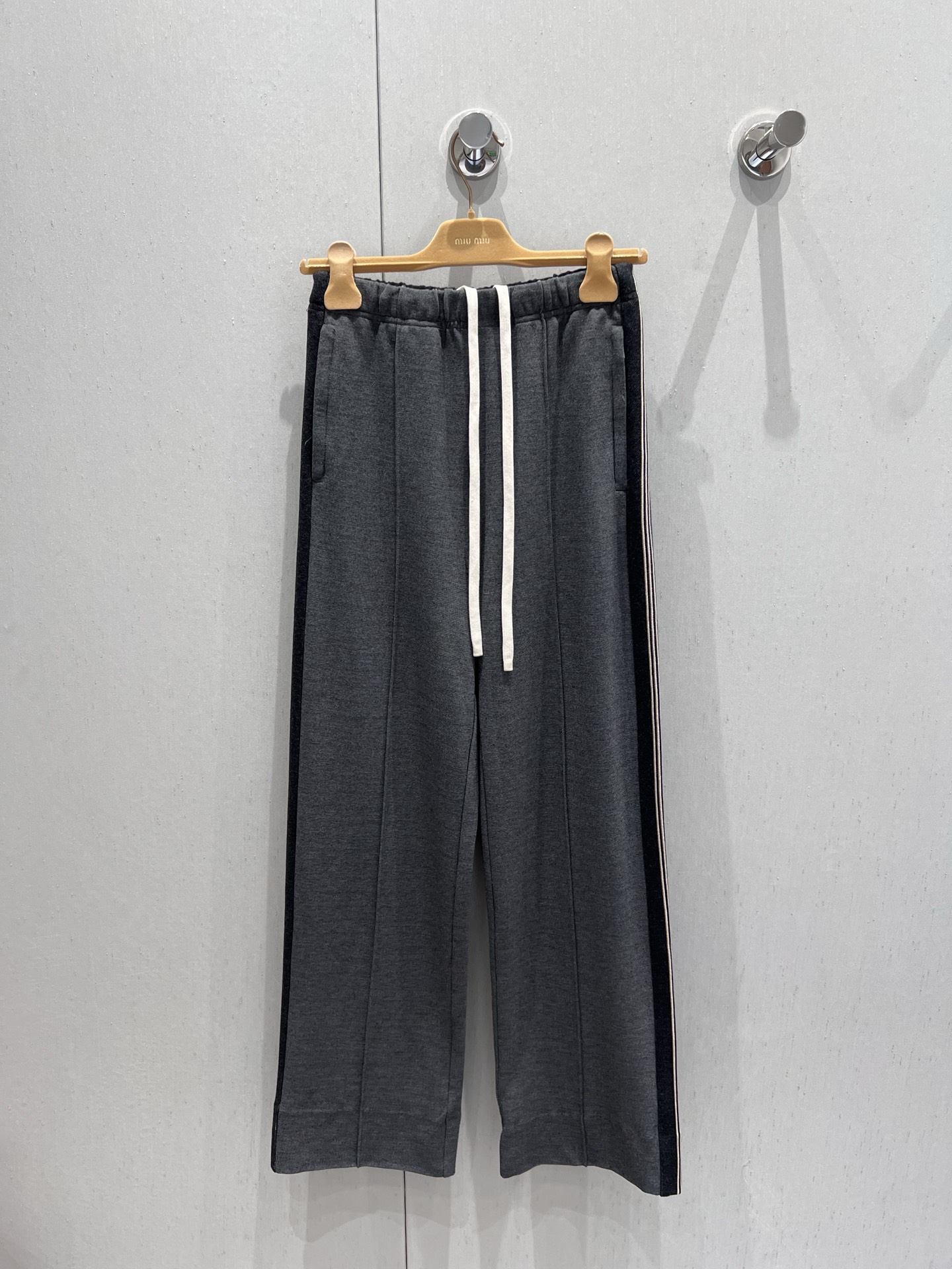 NO:433269,Support replacement Miumi* 25Fw early autumn new model Maillard color webbing casual trousers | Exclusive yb development!  High-end production!  Gauge re-customized dense woven fabric, color-blocked webbing design on both sides of the trouser body, elastic waist drawstring design, three-dimensional letter logo design on the right back of the trouser body, custom hardware accessories, workmanship quality depends on details. S/M/L real shot details pictures, miumiu, alexander wang19860909支持换款 Miumi* 25Fw早秋新款 美拉德色系织带休闲长裤丨独家yb开发！高版出品！高克重定制密织面料 裤身两侧饰有拼色织带设计 腰身松紧腰抽绳设计 裤身右侧背部有立体字母徽标设计 定制五金辅料 做工品质看细节.现货发售S/M/L实拍细节图,,miumiu,alexander wang,Women's clothing