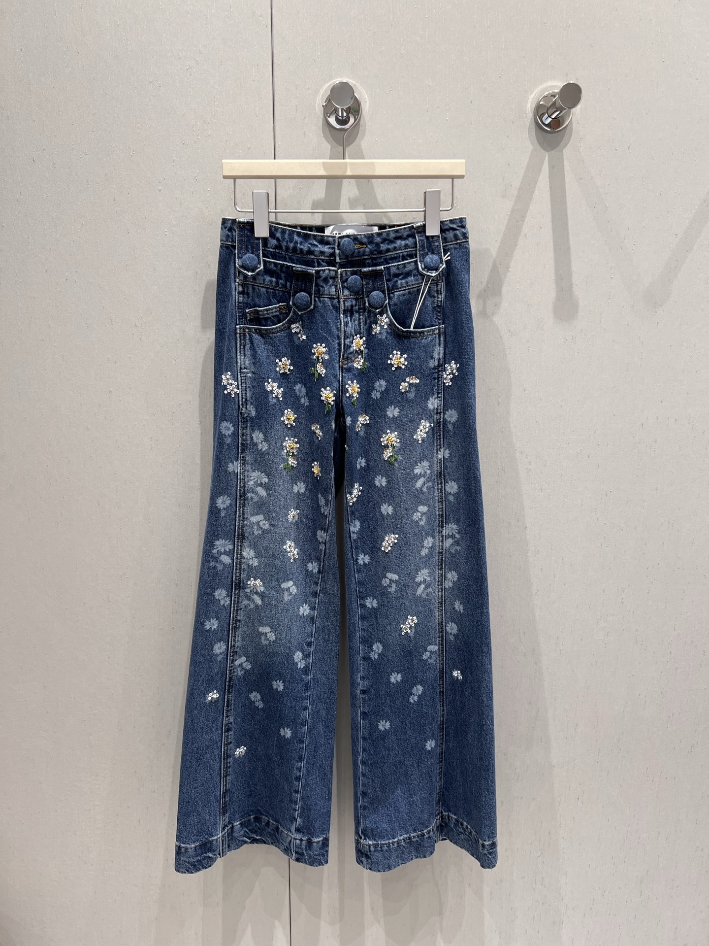 NO:433255,Support replacement ANN ANDELMAN* 25Ss spring and summer new style Daisy beaded jeans trousers | Exclusive high-end production!  It uses high-woven organic cotton denim fabric, soft and delicate texture, and daisy beads are made in front and back. Super high-end!  Various washing techniques, old and clear texture, extremely slim fit, and a casual match that shows temperament. Customized hardware accessories are absolutely high-end!  Workmanship quality depends on the details, S/M/L real photos of S/M/L on sale in stock, alexander wang19860909支持换款 ANN ANDELMAN* 25Ss春夏新款 雏菊钉珠牛仔长裤丨独家高版出品！采用高织有机棉牛仔面料 质感柔软细腻 前后都有做雏菊钉珠设计 超高级！多种水洗工艺 纹理做旧清晰 版型绝绝子显瘦 随意一搭都显气质 定制五金配件 品质绝对高端！做工品质看细节,现货发售S/M/L实拍细节图,,alexander wang,Women's clothing