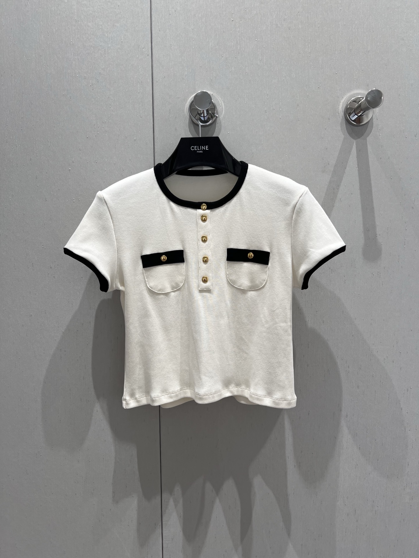 NO:433243,Support replacement Celin* 25Ss spring and summer new style, high-end pure cotton white short-sleeved top丨Exclusive yb development!  High-end production!  The black piping collar and sleeve contrast design is simple and atmospheric, with a distinctive contrast between classic black and white, showing a low-key and luxurious modern style. The symmetrical white trim pocket on the chest, a custom logo retro gold button 18K gold plating process, high-quality fabric is soft and skin-friendly, comfortable and unrestrained, versatile and fashionable items. The minimalist design is easy to control multiple occasions, suitable for workplace commuting or casual dates!  S/M/L real photos, celine, T-shirt, gold plating, alexander wang19860909支持换款 Celin* 25Ss春夏新款 高级纯棉白色短袖上衣丨独家yb开发！高版出品！黑色滚边领口与袖边撞色设计简约大气,经典黑白对比鲜明,展现低调奢华的现代风格胸前对称白色镶边口袋,定制logo复古金色纽扣18K镀金工艺,优质面料柔软亲肤,穿着舒适无束缚 百搭时尚单品.极简设计轻松驾驭多种场合,职场通勤或休闲约会皆宜！现货发售S/M/L实拍细节图,,celine,T-shirt,gold plating,alexander wang,Women's clothing