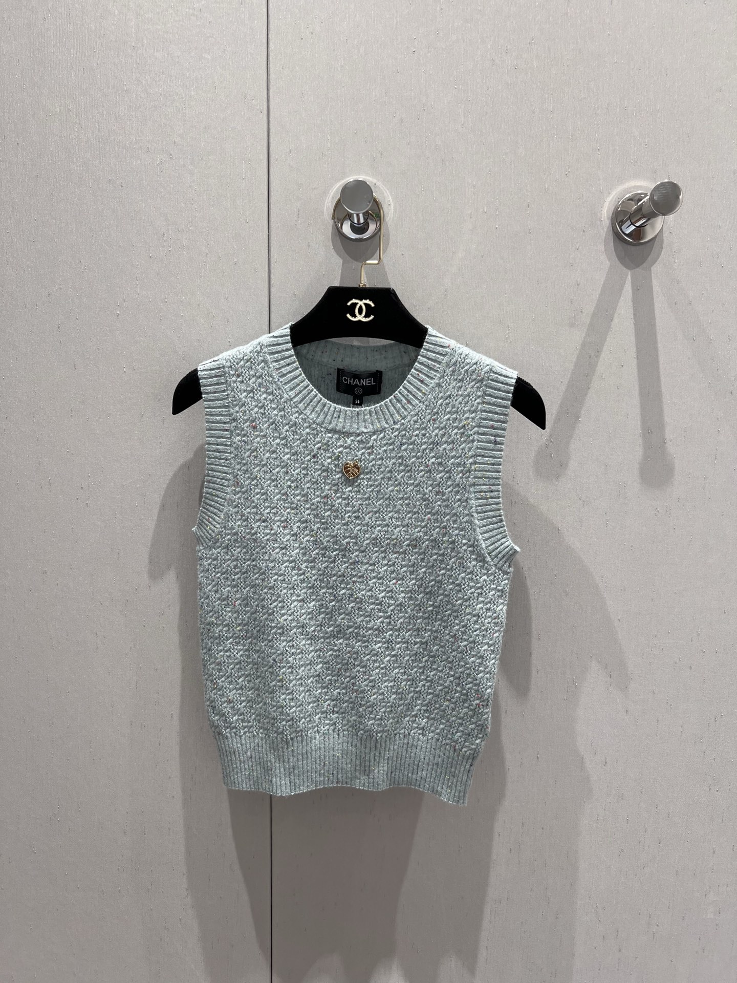 NO:433315,Support replacement Chane* 25A high-end handicraft workshop series new model classic round neck knitted vest | Exclusive yb development!  High-end production!  Customized color-blocking special flower yarn, white, rich and beautiful must be used as a magical tool!  Customized cashmere floral yarn special yarn is soft and comfortable, and the classic round neck H-shaped slim fit is super slim!  Retro temperament is fashionable and high-end!  The elegant and beautiful girl!  Perfect workmanship quality depends on the details. S/M/L real photos of S/M/L are sold in stock, chanel, alexander wang19860909支持换款 Chane* 25A高级手工坊系列新款 经典圆领针织小背心丨独家yb开发！高版出品！定制拼色特种花纱,白富美必入神器！定制羊绒花纱特种纱线柔软舒适,经典圆领H版型修身效果超显瘦！复古气质时髦又高级！名媛少女优雅气质绝美！完美做工品质看细节.现货发售S/M/L实拍细节图,,chanel,alexander wang,Women's clothing