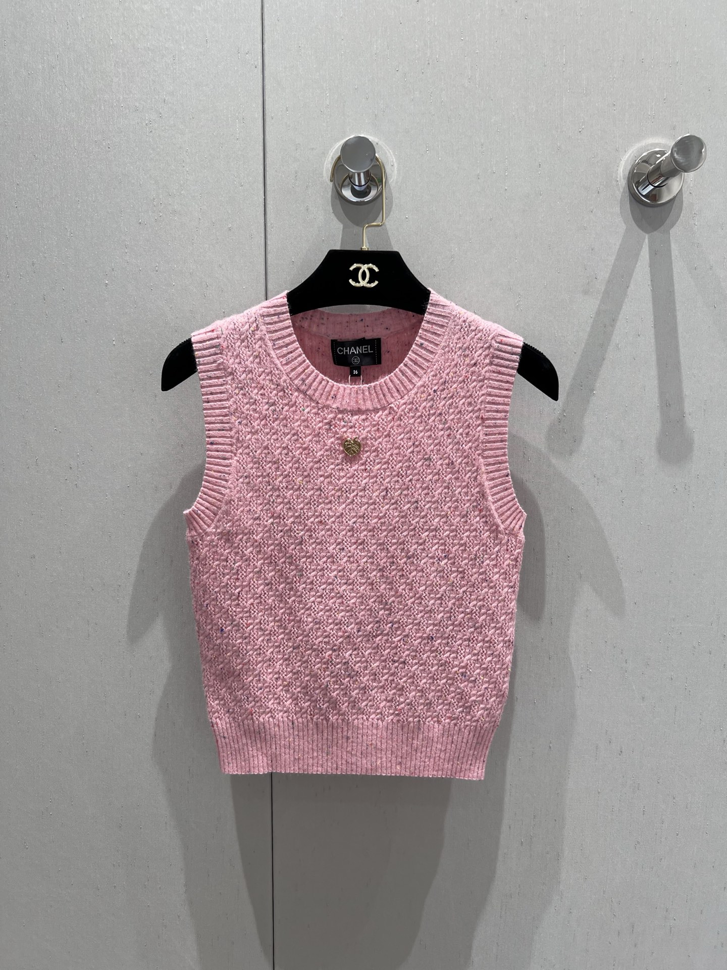 NO:433305,Support replacement Chane* 25A high-end handicraft workshop series new model classic round neck knitted vest | Exclusive yb development!  High-end production!  Customized color-blocking special flower yarn, white, rich and beautiful must be used as a magical tool!  Customized cashmere floral yarn special yarn is soft and comfortable, and the classic round neck H-shaped slim fit is super slim!  Retro temperament is fashionable and high-end!  The elegant and beautiful girl!  Perfect workmanship quality depends on the details. S/M/L real photos of S/M/L are sold in stock, chanel, alexander wang19860909支持换款 Chane* 25A高级手工坊系列新款 经典圆领针织小背心丨独家yb开发！高版出品！定制拼色特种花纱,白富美必入神器！定制羊绒花纱特种纱线柔软舒适,经典圆领H版型修身效果超显瘦！复古气质时髦又高级！名媛少女优雅气质绝美！完美做工品质看细节.现货发售S/M/L实拍细节图,,chanel,alexander wang,Women's clothing