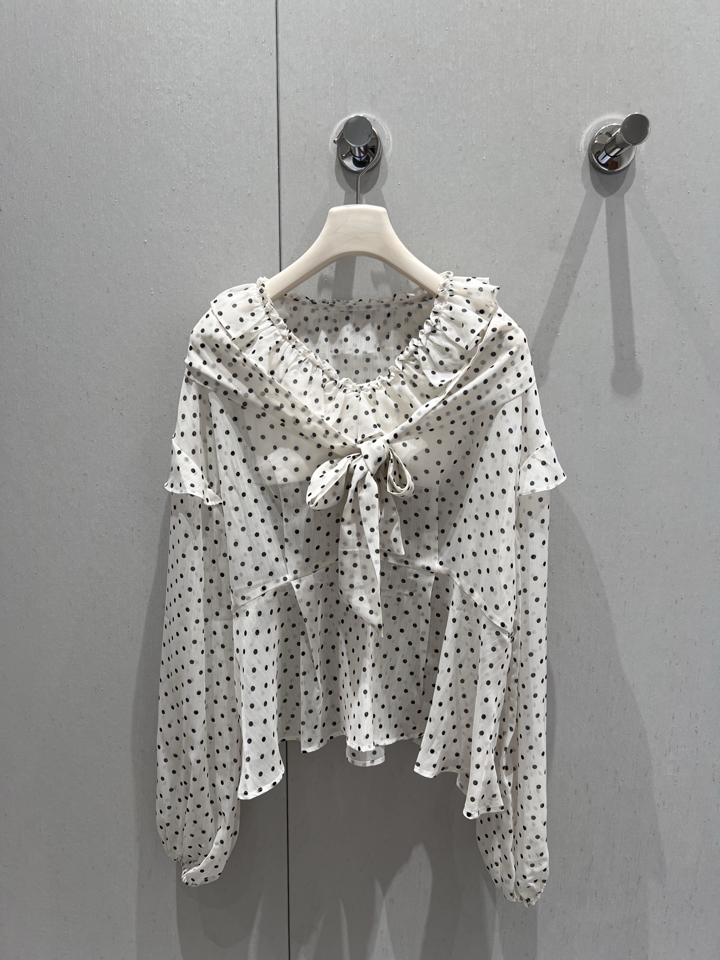 NO:433274,Supports replacement of UHOO W* 25Ss spring and summer new model, polka dot printed lotus leaf long-sleeved sunscreen shirt two-piece set | Exclusive high-end production!  The lazy and casual polka dot elements reveal a girlish silly feeling. It has a touch of French lazy and romantic and a touch of playful and cute ~ the workmanship quality depends on the details, S/M/L real photos are available in stock, alexander wang19860909支持换款UHOO W* 25Ss春夏新款 波点印花荷叶边长袖防晒衫两件套丨独家高版出品！波点元素慵懒随性里透着少女娇憨感 既有一丝法式的慵懒浪漫又结合了一丝俏皮可爱～做工品质看细节,现货发售S/M/L实拍细节图,,alexander wang,Women's clothing