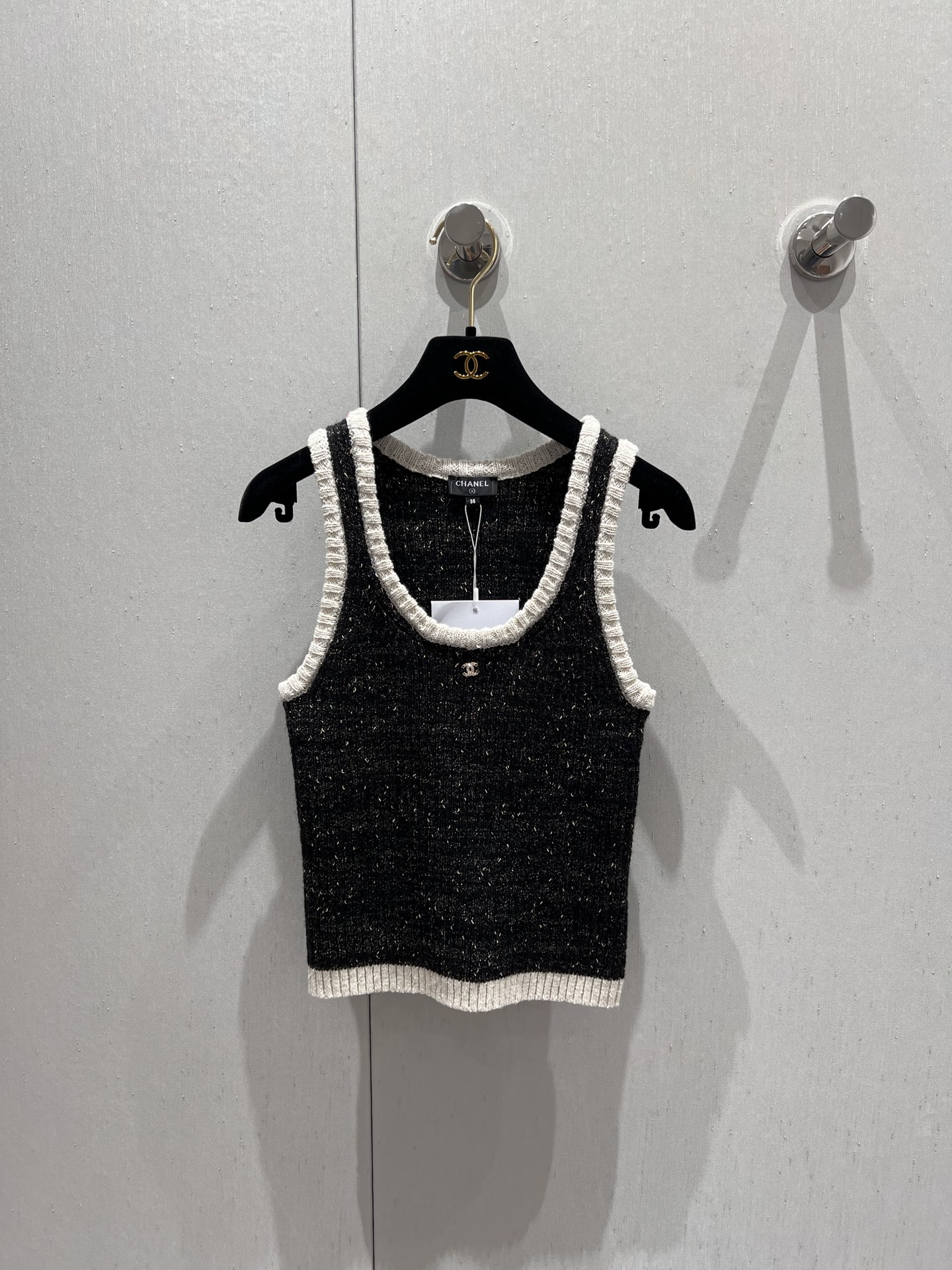 NO:433295,Support replacement Chane* 25A high-end handicraft workshop series new model hidden slim-fit knitted vest | Exclusive yb development!  High-end production!  Elastic and comfortable, breathable and easy to wear. Round neck knitted vest cut. Beautify the proportion of head and shoulders. Black and white contrasting edges are exposed from the neckline cuffs and hem. Double C rhinestone logo decoration on the chest. Strong retro style. Slim fit style and colored dot woven line texture. Visually colorful. Highlight the figure. The style is playful and age-reducing. S/M/L real-life details pictures are available in stock. Chanel, alexander wang.19860909支持换款 Chane* 25A高级手工坊系列新款 隐藏款修身针织背心丨独家yb开发！高版出品！弹力舒适 透气好穿 圆领针织背心剪裁 美化头肩比例更显瘦 黑白撞色包边分别从领口袖口和衣摆露出 胸前双C水钻徽标装饰 复古风格强烈 修身版型配合彩点织线纹理 视觉丰富多彩 突显身材 风格俏皮减龄 现货发售S/M/L实拍细节图,,chanel,alexander wang,Women's clothing