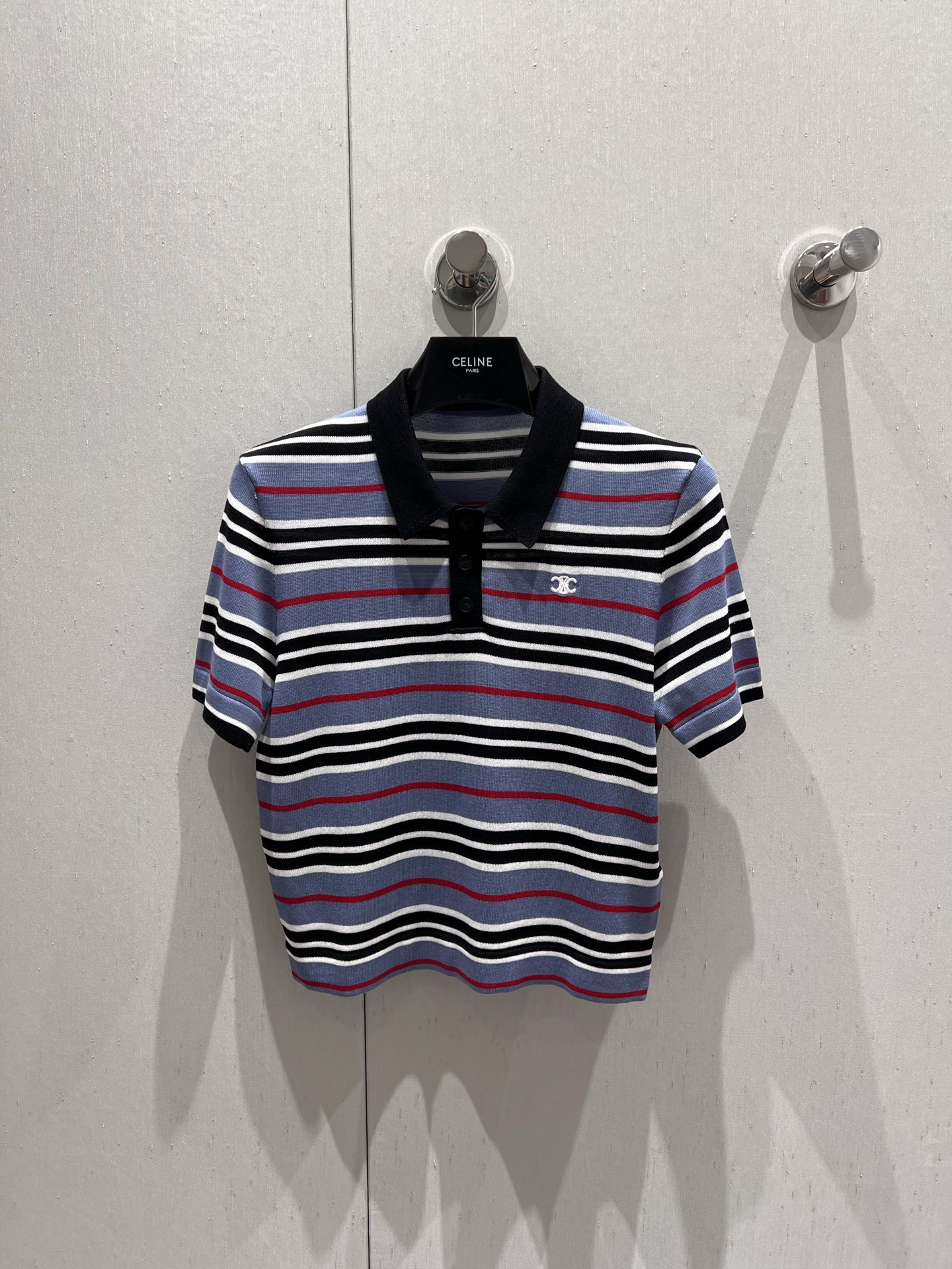 NO:433249,Support replacement Celin* 25Ss spring and summer new model, micro-label embroidered short striped knitted Polo shirt丨Exclusive yb development!  High-end production!  Embroidered logo with brand logo, contrasting color knitted polo neckline, age-reducing contrasting color striped pattern, button opening and closing, elastic style, workmanship quality depends on details. S/M/L real photos for sale in stock, celine, alexander wang19860909支持换款 Celin* 25Ss春夏新款 微标刺绣短款条纹针织Polo衫丨独家yb开发！高版出品！饰有品牌标识刺绣徽标 撞色针织polo领口 减龄撞色条纹图案 纽扣开合 弹力版型 做工品质看细节.现货发售S/M/L实拍细节图,,celine,alexander wang,Women's clothing