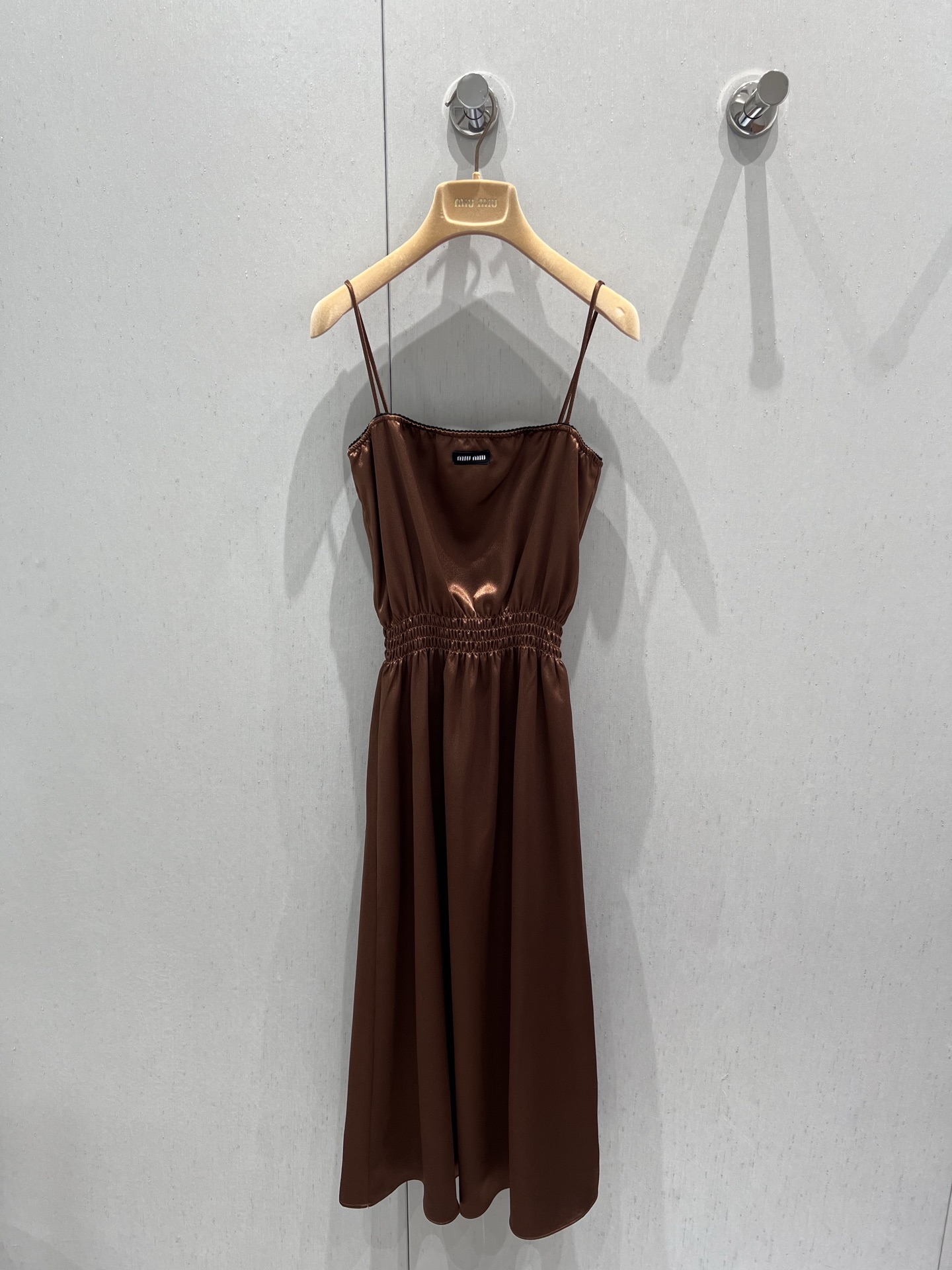 NO:433845,Support replacement MiuMi* 25Ss spring and summer new style, lazy style lace elastic waist suspender dress | Exclusive yb development!  High-end production!  Made of invincible drooping heavy material, dark brown satin is like a cup of slightly drunk hot cocoa suspender + waist-hugging design, which balances the sexy and relaxing feeling just right. Wearing a single cardigan instantly turns into French literary and artistic essence every day when you go out on the street and date, and you will have a 'atmosphere filter' when you walk. Whoever wears it is a lazy model in the world. S/M/L real-life details pictures are available for sale, miumiu, skirts, alexander wang19860909支持换款 MiuMi* 25Ss春夏新款 慵懒风花边松紧腰吊带连衣裙丨独家yb开发！高版出品！垂感无敌的重磅材质制成 深棕缎面像一杯微醺的热可可吊带+收腰设计,把性感和松弛感平衡得刚好～单穿是慵懒美人,外搭小开衫秒变法式文艺精日常出街、约会穿它,走路都带“氛围感滤镜”,谁穿谁是人间慵懒范本.现货发售S/M/L实拍细节图,,miumiu,skirts,alexander wang,Women's clothing