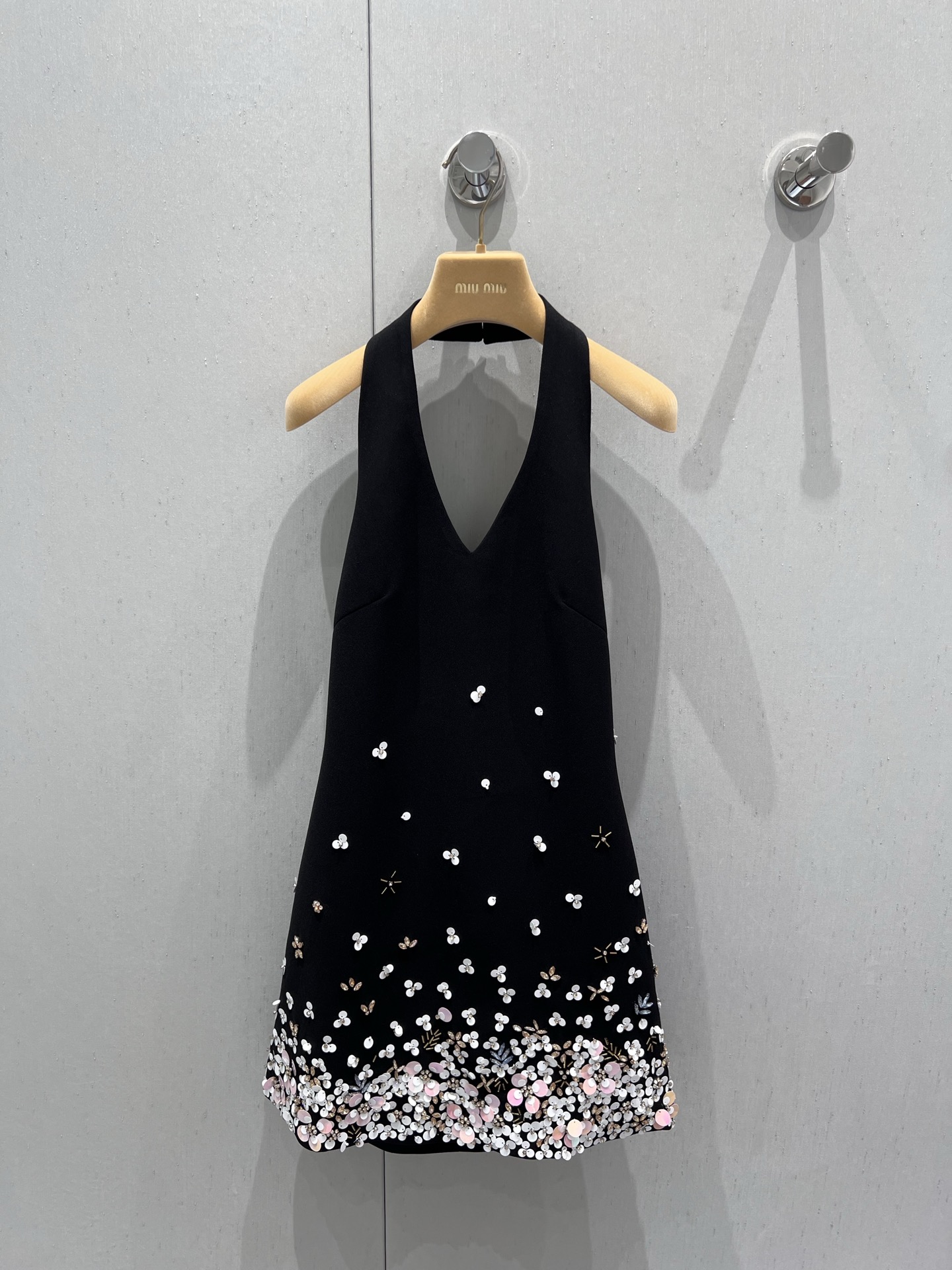 NO:433828,Support replacement MiuMi* 25Ss spring and summer new model pure handmade beaded halter neck and backless black skirt | Exclusive high-end production!  The backless design is carefully tailored, with a slim waist-hugging and slim upper body, making you look slim. The temperament is elegant, modern and playful, and it is a must-have high-end item for white, rich and beautiful beauty!  Workmanship quality depends on the details. S/M/L real photos of S/M/L are sold in stock, miumiu, skirts, alexander wang19860909支持换款 MiuMi* 25Ss春夏新款 纯手工钉珠挂脖露背小黑裙丨独家高版出品！露背设计小心机立体剪裁,收腰修身版型上身巨显瘦.气质优雅摩登俏皮,白富美必备高级单品！做工品质看细节.现货发售S/M/L实拍细节图,,miumiu,skirts,alexander wang,Women's clothing