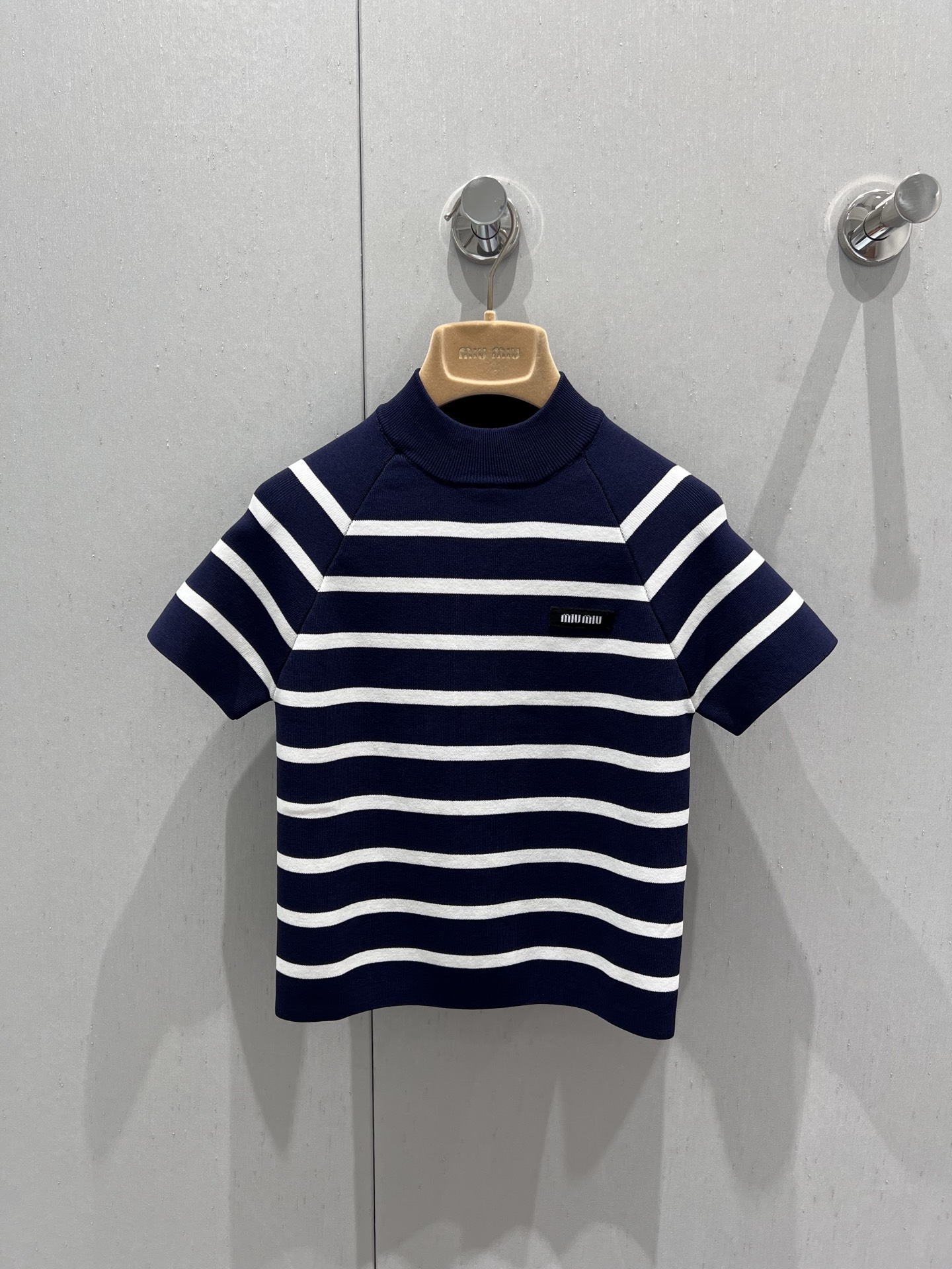 NO:433826,Support replacement Miumi* 25Ss spring and summer new style Intellectual striped fall shoulder short-sleeved knitted top | Exclusive high-end production!  Classic blue and white striped short sleeves and small logo design on the chest of the girlish style is age-reducing and fashionable. The classic striped cold silk cold cold air conditioner comes with walking small air conditioner, perfect workmanship quality depends on details. S/M/L real photos of real photos, miumiu, T-shirt, alexander wang19860909支持换款 Miumi* 25Ss春夏新款 知识分子条纹落肩短袖针织上衣丨独家高版出品！经典的蓝白条纹短袖加胸前小logo设计少女风减龄又时髦,经典的条纹冰凉丝冰凉冰凉自带行走的小空调,完美做工品质看细节.现货发售S/M/L实拍细节图,,miumiu,T-shirt,alexander wang,Women's clothing