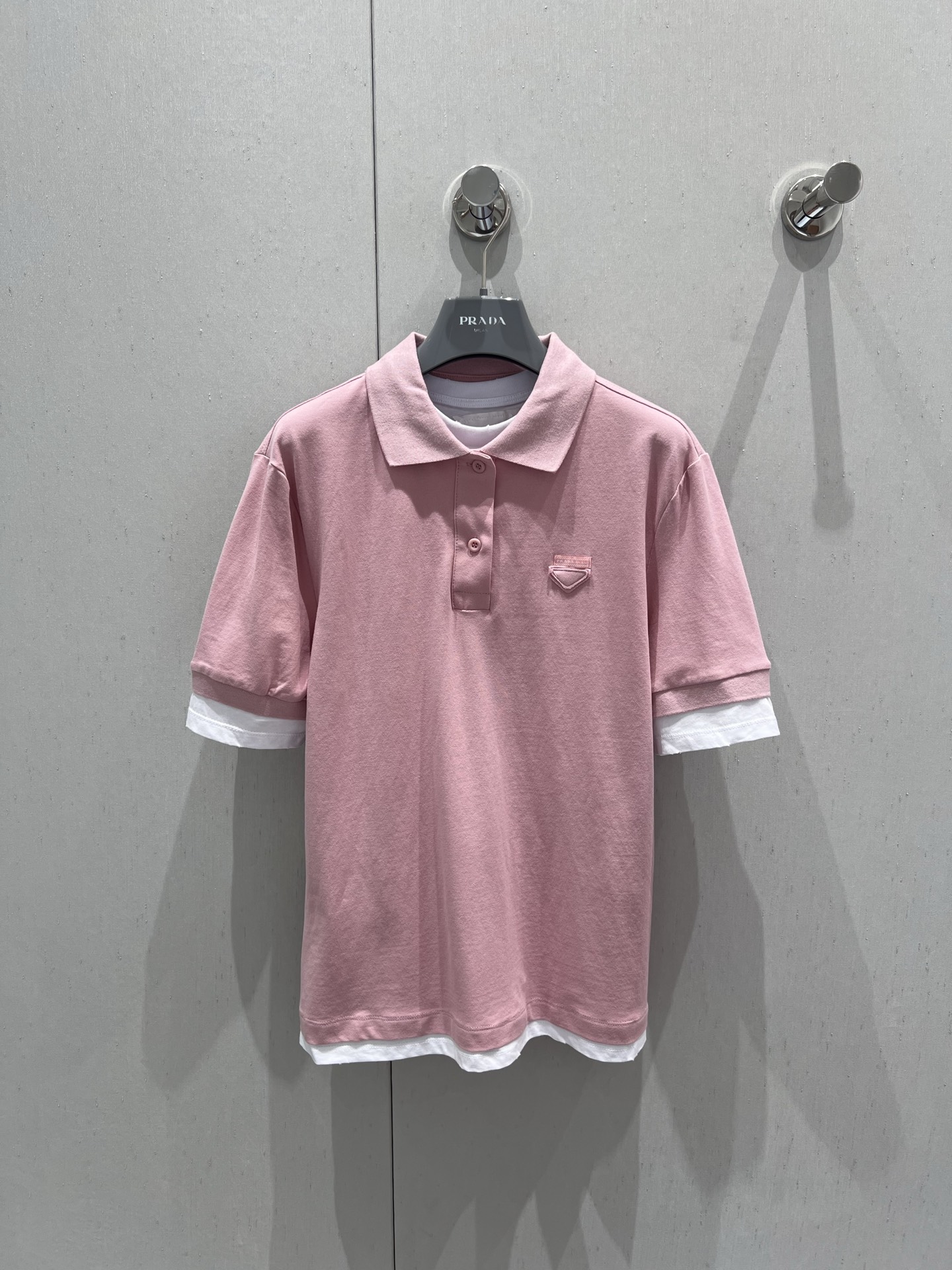 NO:433831,Support for replacement Prad* 25Ss spring and summer new model, boyfriend style fake two-piece POLO shirt丨Exclusive yb development!  High-end production!  Light pink main color paired with white fake two-piece lining, left chest triangle logo hidden brand style, three-barrel small stand collar design, unlock business/casual dual scene switching, classic and atmospheric. S/M/L real shot details pictures on sale, prada, alexander wang19860909支持换款 Prad* 25Ss春夏新款 男友风假两件POLO衫丨独家yb开发！高版出品！浅粉主色调搭配白色假两件内衬,左胸三角徽标暗藏品牌格调 三粒扣小立领设计,解锁商务/休闲双重场景切换穿搭,经典大气.现货发售S/M/L实拍细节图,,prada,alexander wang,Women's clothing