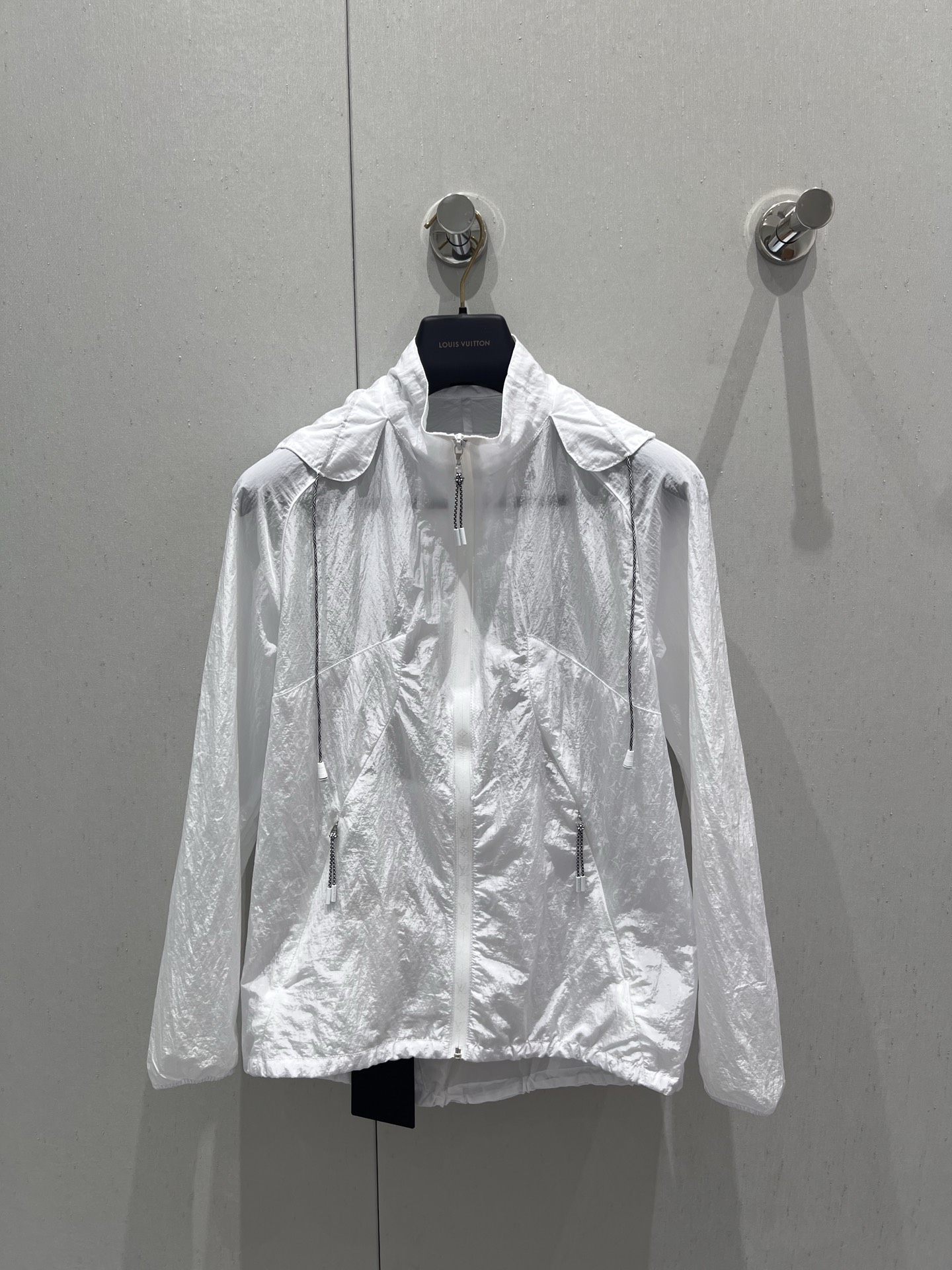 NO:433324,Support replacement Louis Vuitt*n 25Ss spring and summer new style, thin hooded sunscreen jacket | Exclusive yb development!  High-end production!  27700 purchase Zp disassembled and create, order-woven and dyed imported fabrics, really use the original order-woven fabrics to enlarge the details of the version shipment process, and look at the details of the restoration degree is close to more than 98, and the workmanship is invincible. It is truly restored 1:1. Buy directly with your eyes closed. S/M/L real-life details pictures are available in stock, louis vuitton, jackets & coats, jackets & coats, hats, alexander wang19860909支持换款 Louis Vuitt*n 25Ss春夏新款 轻薄款连帽防晒夹克外套丨独家yb开发！高版出品！27700购买Zp拆解打造,订织订染进口面料真正用到原版订织面料做到对版出货工艺放大看细节除还原度接近98以上 做工也无敌了真正做到1:1还原 直接闭着眼购买 现货发售S/M/L实拍细节图,,louis vuitton,jackets & coats,jackets & coats,hats,alexander wang,Women's clothing