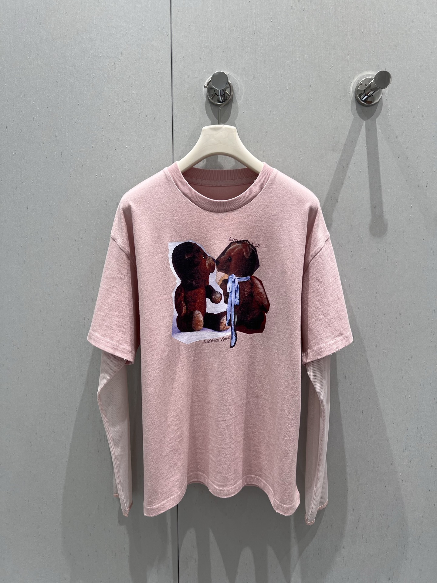 NO:433841,Support replacement Acne Studio*s 25Fw early autumn new style retro logo printed loose fake two-piece long-sleeved mesh T-shirt | Exclusive high-end production!  This fake two pieces have been really popular in recent years. The clothes are the least picky to wear. You can wear them all the time as long as you like them. The upper body is clean and tidy and refreshing!  Perfect workmanship quality depends on the details. S/M/L real photos of S/M/L are available in stock, acne studios, tees, t-shirt, alexander wang19860909支持换款 Acne Studi*s 25Fw早秋新款 复古徽标印花宽松假两件长袖网纱T恤丨独家高版出品！这种假两件近年来真的太火 衣服最不挑人穿,只要你喜欢可以一直穿,上身干净整洁有一种清爽！完美做工品质看细节.现货发售S/M/L实拍细节图,,acne studios,tees，t-shirt,alexander wang,Women's clothing