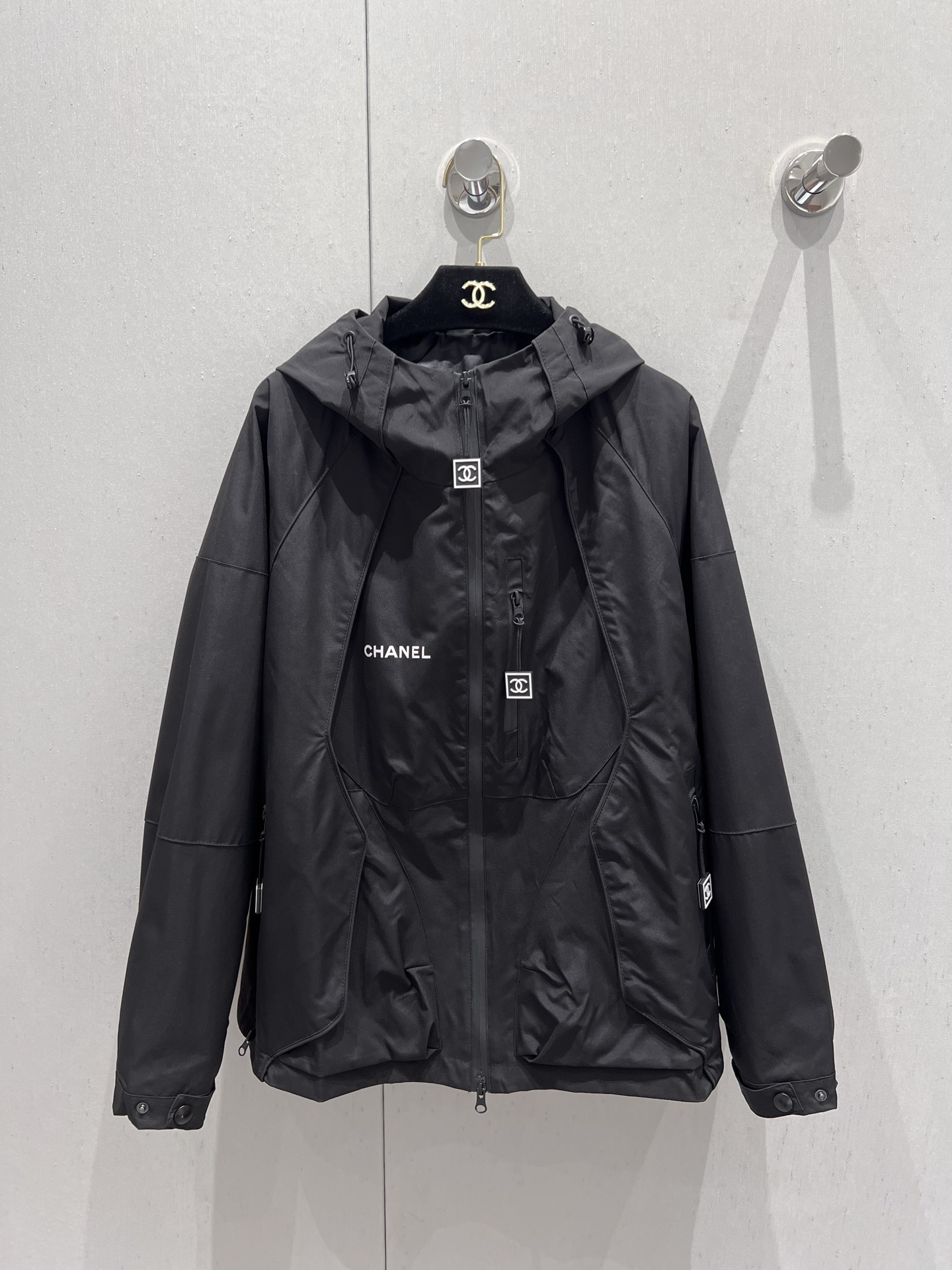 NO:433857,Support for replacement Chane* 25Ss spring and summer new style, medieval hooded jacket | Exclusive high-end production!  The loose style design is not picky at all, the back logo print design is full of small details, the first choice for sun protection in summer, super cool, the rotator sleeve upper body makes the body look slim, instantly becomes a paper person, lazy, casual and fashionable feeling is easy to control the S/M/L real-life details pictures, chanel, jackets & coats, hats, alexander wang19860909支持换款 Chane* 25Ss春夏新款 中古风连帽冲锋衣外套丨独家高版出品！宽松版型设计完全不挑人后背logo印花设计小细节满满,夏季首选防晒 超级凉快 落肩袖型上身更显身形纤细 秒变纸片人 慵懒随性时髦感轻松驾驭现货发售S/M/L实拍细节图,,chanel,jackets & coats,hats,alexander wang,Women's clothing