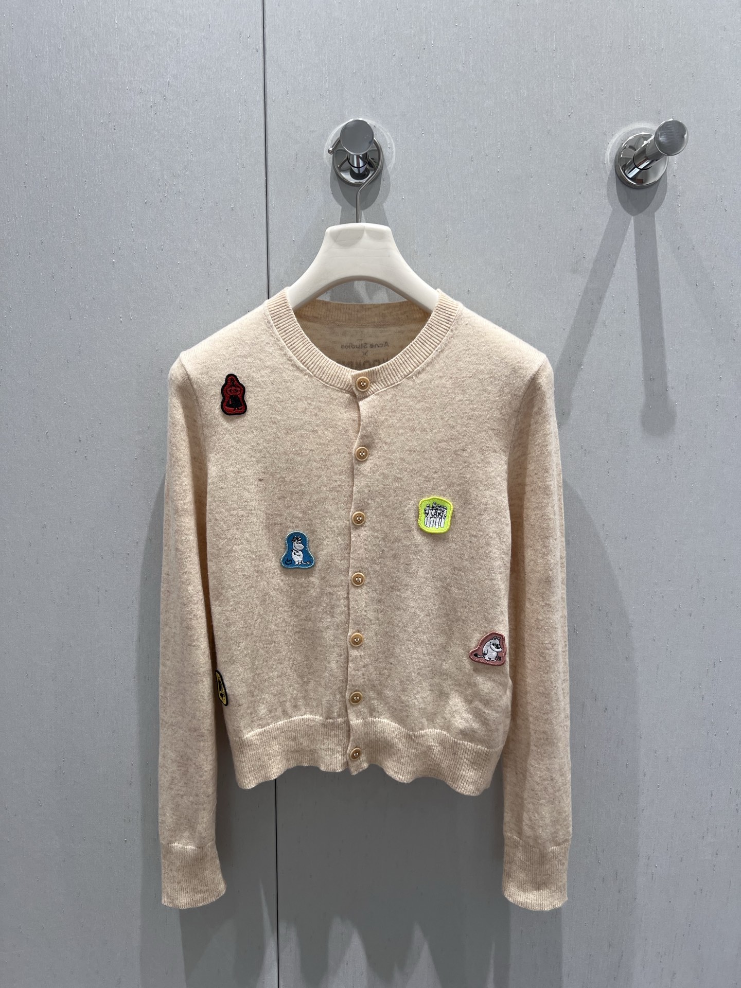 NO:433829,Support replacement Acne Studio*s Moomin 25Fw early autumn co-branded new model cartoon patch round neck wool knitted cardigan | Exclusive high-end production!  You can easily make your appearance cheats. The slim fit style perfectly shows the beautiful curves!  Whether paired with shorts or short skirts or work jeans, it is easy to wear a good figure. S/M/L real-life details pictures are available in stock, acne studios, skirts, shorts, jeans, alexander wang19860909支持换款 Acne Studi*s Moomin 25Fw早秋联名新款 卡通贴布圆领羊毛针织开衫丨独家高版出品！轻轻松松就能让你颜值开挂 修身的版型上身完美展现优美的曲线！版型日常无论搭配短裤短裙 或者工装牛仔裤轻松穿出好的身材比例 现货发售S/M/L实拍细节图,,acne studios,skirts,shorts,jeans,alexander wang,Women's clothing