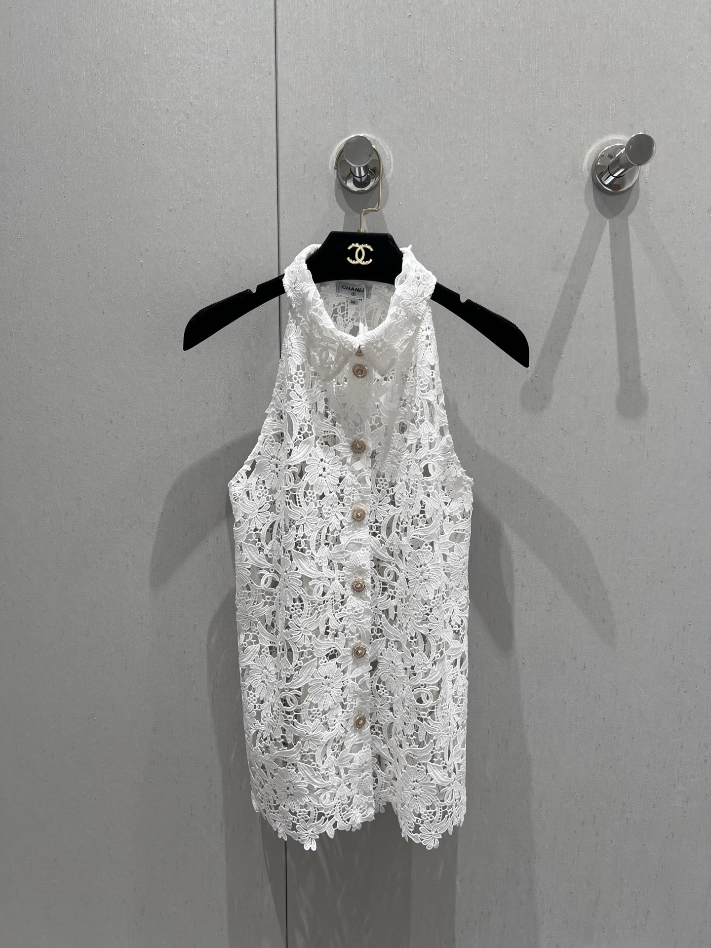 NO:433822,Support for replacement Chane* 25Ss spring and summer new style Lightweight white water-soluble lace sleeveless top丨Exclusive high-end production!  The gentle temperament is outlined with delicate and transparent textures. The classic lapel design embellishes metal buttons, which are both retro and exquisite, and the symmetrical button arrangement on the front adds a touch of dignity. Every inch of lace pattern is as delicate as an artwork. Whether it is a skirt that interprets French laziness or a layered suit to interpret sweet and cool style, this top can become the romantic protagonist in your closet. Sweet, retro, exquisite, versatile, lace control must be launched in stock. S/M/L real-life details pictures, chanel, skirts, business suit, alexander wang19860909支持换款 Chane* 25Ss春夏新款 轻盈的白色水溶蕾丝无袖上衣丨独家高版出品！以细腻通透的纹理勾勒出温柔气质.经典的翻领设计点缀金属纽扣,既复古又精致,前襟的对称纽扣排列更添一丝端庄.每一寸蕾丝花纹都如艺术品般精雕细琢,无论是搭配半裙演绎法式慵懒,还是叠穿西装诠释甜酷风格,这件上衣都能成为你衣橱中的浪漫主角.甜美、复古、精致、百搭、蕾丝控必入现货发售S/M/L实拍细节图,,chanel,skirts,business suit,alexander wang,Women's clothing