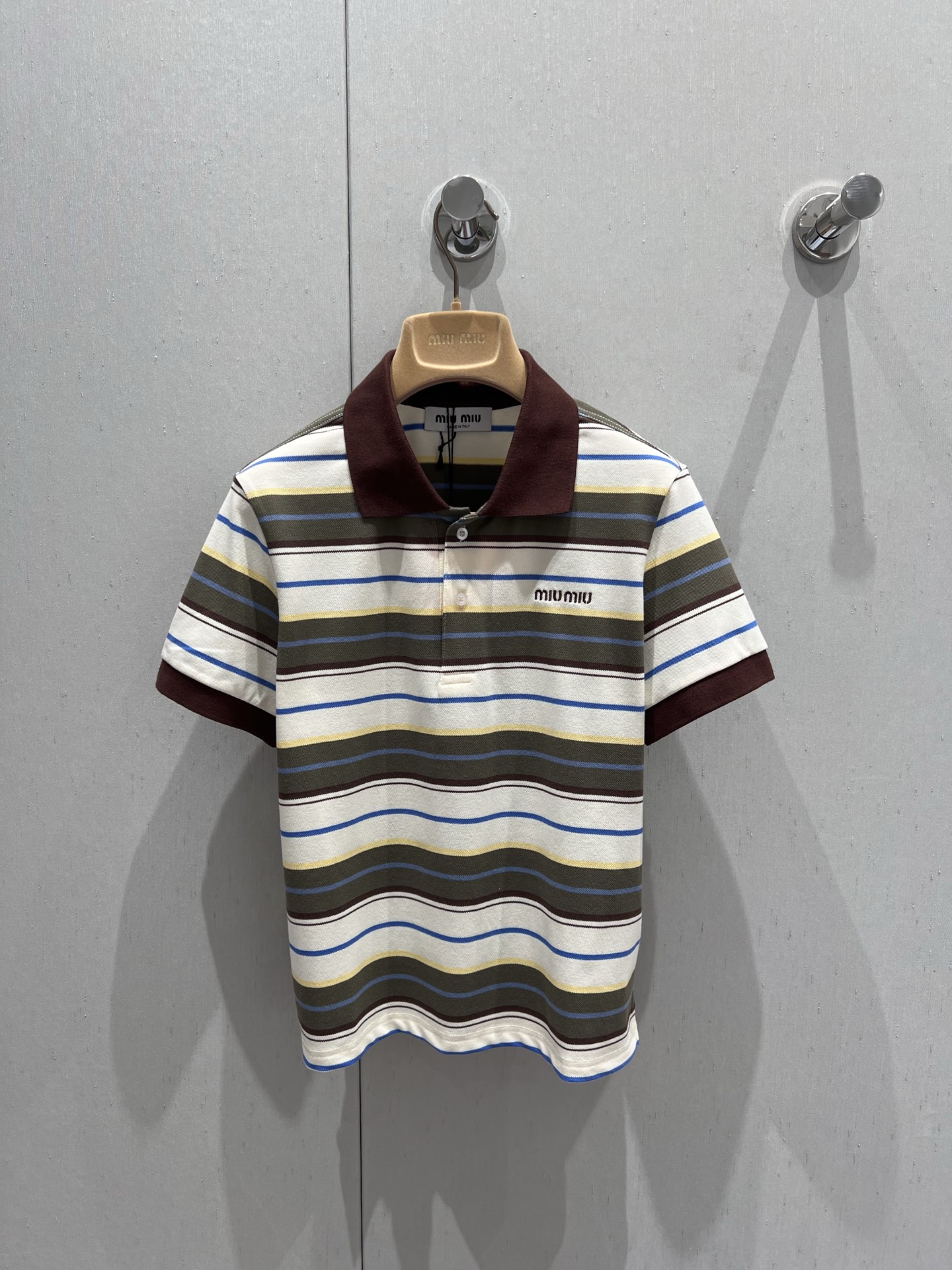 NO:433850,Support replacement Miumi* 25Ss spring and summer new model, micro-label embroidered Polo collar striped short-sleeved T-shirt | Exclusive high-end production!  Classic retro stripes contrasting colors are fashionable and stylish. The upper body really shows its temperament. The item with the highest turnover rate and inquiries on the road is undoubtedly a featured item in the closet that can be worn at all times. Don’t miss the customized fabric. It is breathable, comfortable and soft!  Both appearance and comfort!  You will definitely be awesome if you get it!  S/M/L real photos, detailed pictures, miumiu, T-shirt,tees, t-shirt,alexander wang19860909支持换款 Miumi* 25Ss春夏新款 微标刺绣Polo领条纹短袖T恤丨独家高版出品！经典复古条纹撞色时髦有风格 上身真的超显气质 路上回头率和询问度最高的单品无疑想要衣柜里有一件可以时时刻刻穿得出去的有特点的姐妹别错过定制面料 透气舒服柔软！颜值与舒适兼具！你们拿到手一定会绝绝子！现货发售S/M/L实拍细节图,,miumiu,T-shirt,tees，t-shirt,alexander wang,Women's clothing