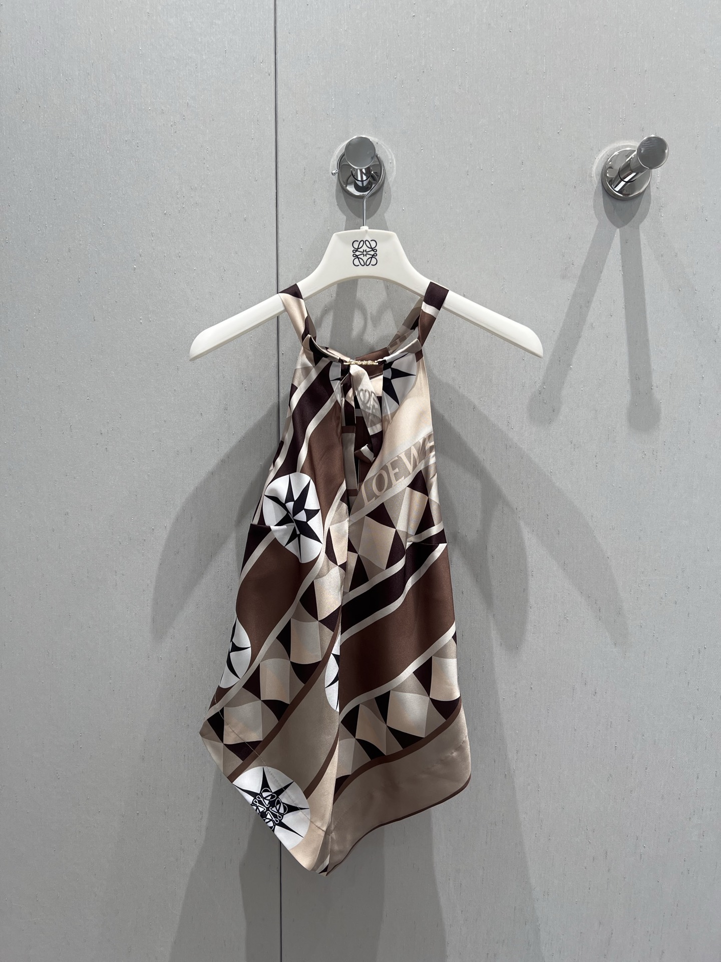 NO:434208,Support replacement Loew*2025 spring and summer new style, geometric contrasting color halter top丨Exclusive yb development!  High-end production!  Classic khaki tones, paired with personalized geometric patterns and unique star elements, the artistic sense and design sense are full. The texture is delicate and smooth. The halter design reveals the elegant neck and shoulder lines. Whether it is a dinner party or an art party, wear it, it will immediately become the focus of elegance that is the audience's attention, interpreting your French luxury style. S/M/L real-life details pictures, loewe, alexander wang19860909支持换款 Loew*2025春夏新款 几何图形撞色挂脖上衣丨独家yb开发！高版出品！经典卡其色调,搭配个性几何图案与独特星芒元素,艺术感与设计感拉满.质感细腻流畅垂坠.挂脖设计展露优雅颈肩线条.无论是晚宴社交,还是艺术派对,穿上它,即刻成为全场瞩目的优雅焦点,演绎独属于你的法式奢华格调.现货发售S/M/L实拍细节图,,loewe,alexander wang,Women's clothing