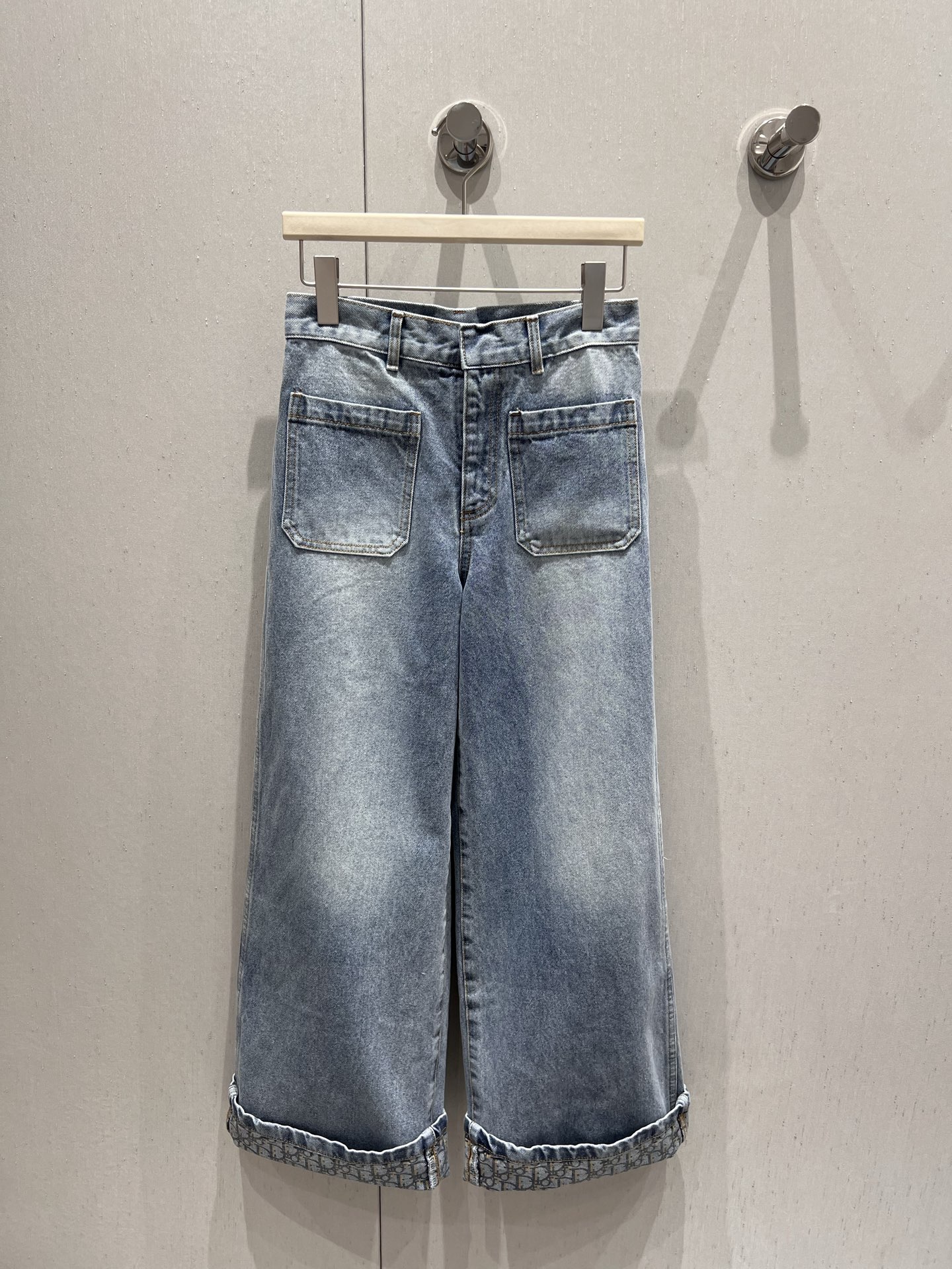 NO:434191,Support replacement Dio* 25Ss spring and summer new style jacquard presbyopia double pocket curly jeans trousers | Exclusive yb development!  High-end production!  Customized D-letter jacquard denim light blue washing fabric youthful age-reducing feeling, fashionable and high-end upper body, cool and handsome, customized logo hardware with gold pocket embellishment, imported denim fabric three-dimensional and stylish, a series of matching easy to grasp fashionable outfits, S/M/L real-life details pictures, dior, alexander wang19860909支持换款 Dio* 25Ss春夏新款 提花老花双口袋卷边牛仔长裤丨独家yb开发！高版出品！定制内D字母提花牛仔浅蓝色洗水面料的青春减龄感 上身时髦高级 又酷帅 定制logo五金配金 口袋修饰点缀 进口牛仔面料立体有型 一系列搭配轻松拿捏时髦穿搭 现货发售S/M/L实拍细节图,,dior,alexander wang,Women's clothing