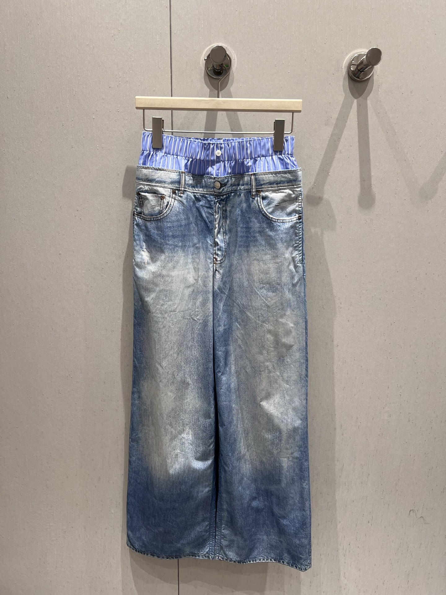 NO:434196,Support replacement Acne Studio*s 25Ss spring and summer new style, air-sensing thin double waist pants | Exclusive yb development!  High-end production!  This is the only one of the thin summer pants!  !  The waist splicing design is very unique!  There is no placket or pocket on the pants. All the patterns are 3D printed. I have to say that ACNE's 3D printing technology is indeed very powerful!  The upper body is absolutely the West Coast!  S/M/L real photos, details of S/M/L, acne studios, alexander wang19860909支持换款 Acne Studi*s 25Ss春夏新款 空气感轻薄款双腰头神裤丨独家yb开发！高版出品！夏日轻薄神裤就这条了！！腰头拼接设计很有个性！裤子上没有门襟和口袋 所有的图案都是3D打印的 不得不说ACNE的3D打印技术的确很厉害！上身绝对西海岸！现货发售S/M/L实拍细节图,,acne studios,alexander wang,Women's clothing
