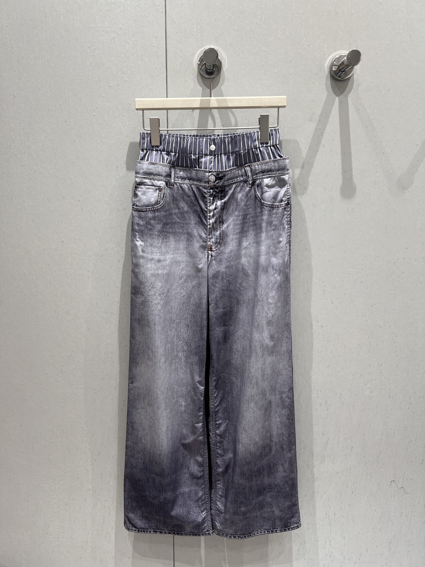 NO:434202,Support replacement Acne Studio*s 25Ss spring and summer new style, air-sensing thin double waist pants | Exclusive yb development!  High-end production!  This is the only one of the thin summer pants!  !  The waist splicing design is very unique!  There is no placket or pocket on the pants. All the patterns are 3D printed. I have to say that ACNE's 3D printing technology is indeed very powerful!  The upper body is absolutely the West Coast!  S/M/L real photos, details of S/M/L, acne studios, alexander wang19860909支持换款 Acne Studi*s 25Ss春夏新款 空气感轻薄款双腰头神裤丨独家yb开发！高版出品！夏日轻薄神裤就这条了！！腰头拼接设计很有个性！裤子上没有门襟和口袋 所有的图案都是3D打印的 不得不说ACNE的3D打印技术的确很厉害！上身绝对西海岸！现货发售S/M/L实拍细节图,,acne studios,alexander wang,Women's clothing