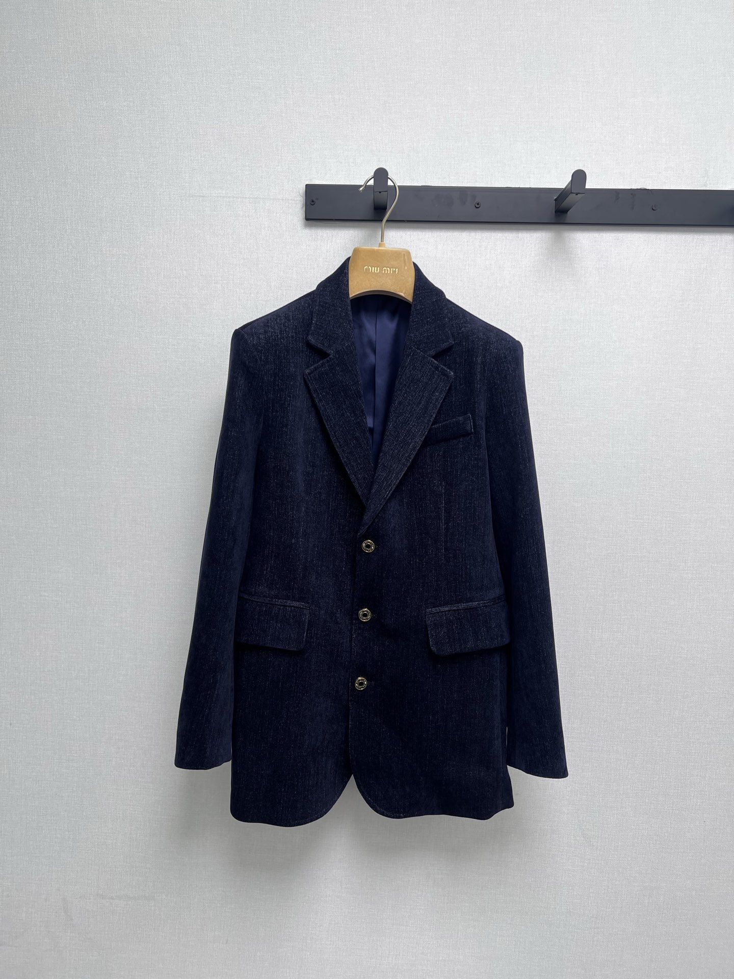 NO:576207,Supports exchange of styles. Miumi*2025FW new products are on the shelves. The suit pleated skirt suit is exclusive and the first high version //Another masterpiece of the miu family that carries the college style to the end!  The suit jacket adopts a classic lapel design, a single row of gold buttons, and a neatly arranged and matching pleated skirt. The length is moderate, showing smartness and playfulness. Whether you wear the suit jacket and skirt as a set, or split them up, it is OK!  A set of three styles of outfits, great value for money, smL real shot details,,miumiu,skirts,jackets & coats,business suit,alexander wang19860909支持换款 Miumi*2025FW新品上架西装百褶裙套装独家首发高版本//将学院风进行到底的miu家又一力作！西装外套采用经典翻领设计,单排金色纽扣,排列整齐、搭配的百褶短裙,长度适中,尽显灵动俏皮.无论是将西装外套与短裙成套穿着,还是拆分搭配都OK！一套入三种风格穿搭、性价比拉满smL实拍细节图,,miumiu,skirts,jackets & coats,business suit,alexander wang,Women's clothing