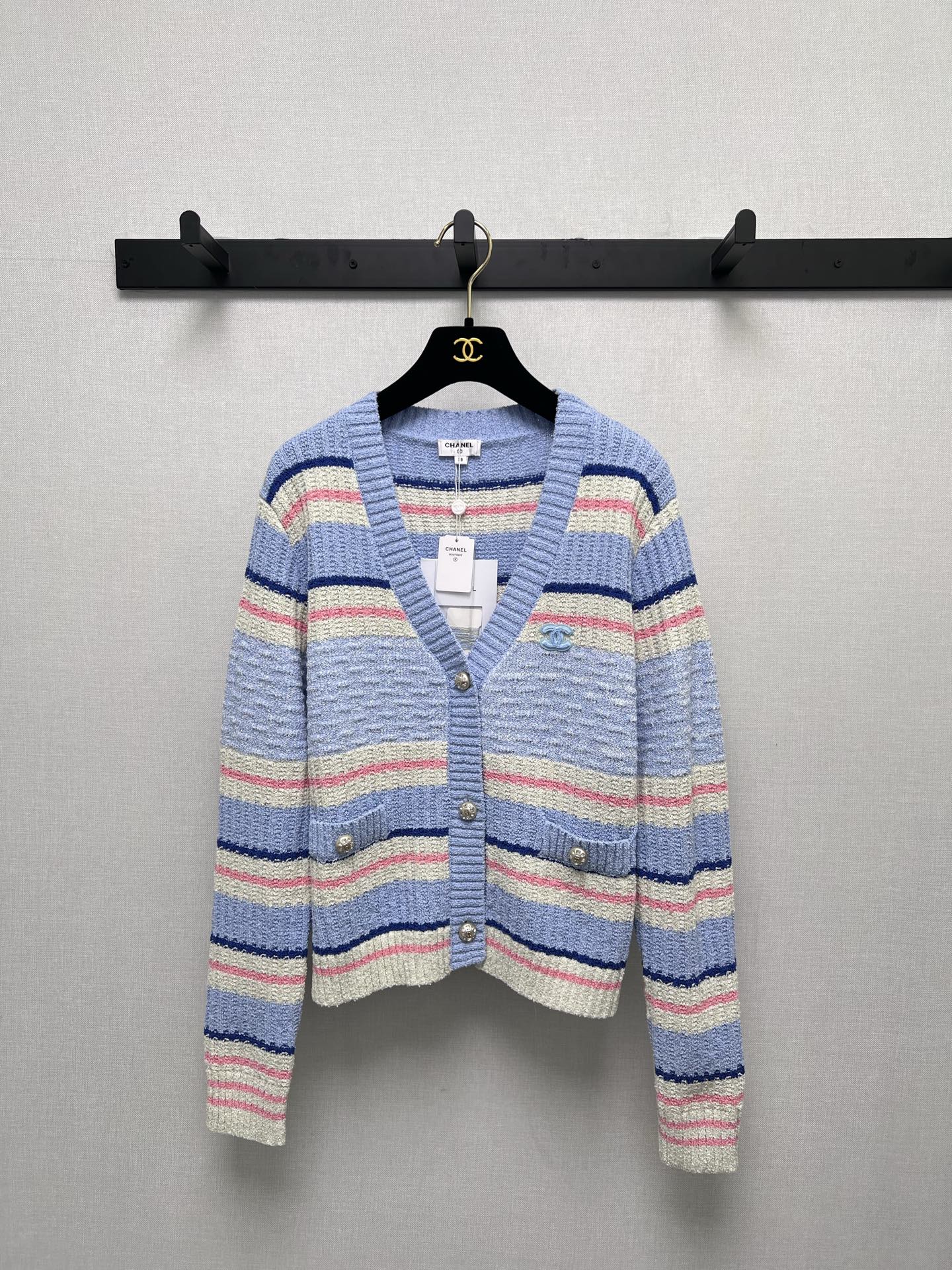NO:547828,Support the replacement of 2025FW*CHANE* high-end handicraft workshop series - wool knitted cardigan real heavy industry, handmade series, imported loom high-tight sewing, blue as the main color, supplemented by stripes of pink, white, dark blue and other colors, staggered and intertwined, creating a lively and elegant visual effect. The collar cuffs are designed with pit strips, and the chest logo is double C patch. Real-life details, chanel, alexander wang19860909支持换款2025FW*CHANE*高级手工坊系列—羊毛针织开衫真正重工款,手工系列,进口织机高密缝制,蓝为主色调,辅以粉、白、深蓝等色彩的条纹,错落交织,营造出活泼又不失优雅的视觉效果,领口袖口有分别采用坑条设计,胸前标志双C贴饰.实拍细节图,,chanel,alexander wang,Women's clothing