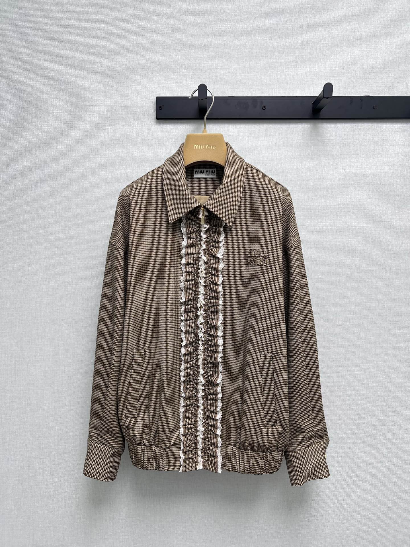 NO:547038,a Support for the replacement of the 2025SS early autumn new series - MIU* retro shirt set. It adopts classic plaid elements, with brown tones retro and elegant. The top is a lapel style, and the neckline is simple and elegant. The plaid is decorated with white pleats, adding sweet elements, breaking the calmness of the plaid, and the body is exquisitely decorated with 'MIU' logo, showing the quality at the details. The waist of the lower case adopts an elastic design, which fits the body and is comfortable to wear. The loose trousers can modify the leg shape. Real-life details, miumiu, shirts, alexander wang19860909a支持换款2025SS早秋新款系列—MIU*复古衬衫套装.采用经典格纹元素,棕色调复古又雅致.上衣是翻领款式,领口设计简约大方.门襟处有白色褶皱装饰,增添了甜美元素,打破格纹的沉稳感,衣身饰精致“MIU”标识点缀,细节处尽显品质.下装腰部采用松紧设计,贴合身形且穿着舒适,宽松的裤型能修饰腿型.实拍细节图,,miumiu,shirts,alexander wang,Women's clothing