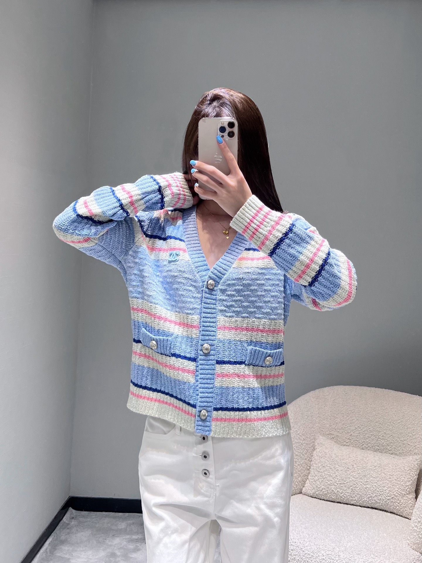 NO:547833,2025FW*CHANE* Advanced Handicraftshop Series - Wool knitted cardigan real heavy industry products, handmade series, imported loom high-tight sewing, blue as the main color, supplemented by stripes of pink, white, dark blue and other colors, staggered and intertwined, creating a lively and elegant visual effect. The collar cuffs are designed with pit strips, and the chest logo is double C patch., chanel, alexander wang198609092025FW*CHANE*高级手工坊系列—羊毛针织开衫真正重工款,手工系列,进口织机高密缝制,蓝为主色调,辅以粉、白、深蓝等色彩的条纹,错落交织,营造出活泼又不失优雅的视觉效果,领口袖口有分别采用坑条设计,胸前标志双C贴饰.,,chanel,alexander wang,Women's clothing