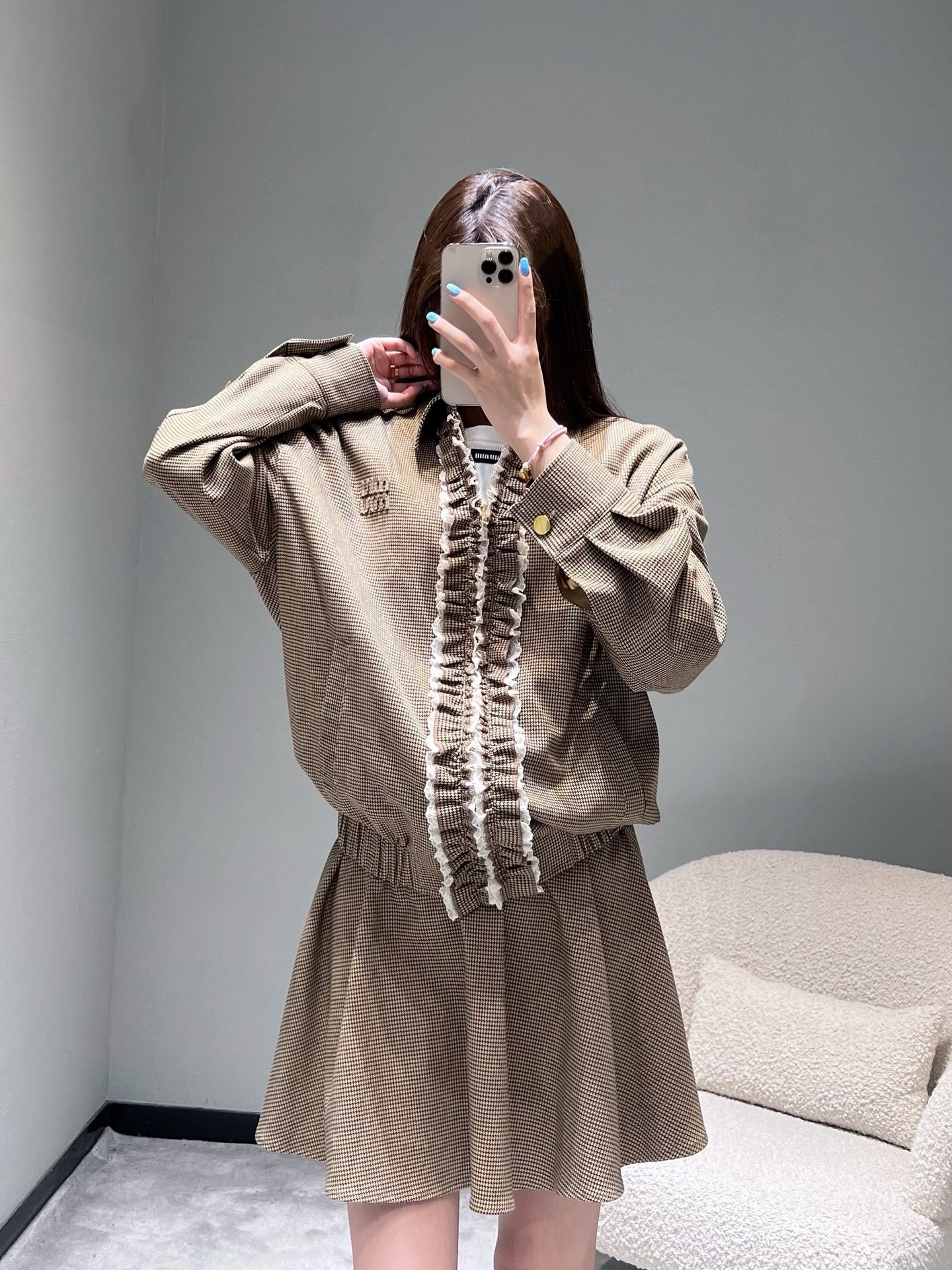 NO:547045,2025SS early autumn new series - MIU* retro shirt set. It uses classic plaid elements, brown tone retro and elegant. The top is a lapel style, and the neckline is simple and elegant. The plaid is decorated with white pleats, adding sweet elements, breaking the calmness of the plaid, and the body is exquisitely decorated with 'MIU' logo, showing the quality at the details. The waist of the lower case adopts an elastic design, which fits the body and is comfortable to wear. The loose trousers can modify the leg shape.,,miumiu,shirts,alexander wang198609092025SS早秋新款系列—MIU*复古衬衫套装.采用经典格纹元素,棕色调复古又雅致.上衣是翻领款式,领口设计简约大方.门襟处有白色褶皱装饰,增添了甜美元素,打破格纹的沉稳感,衣身饰精致“MIU”标识点缀,细节处尽显品质.下装腰部采用松紧设计,贴合身形且穿着舒适,宽松的裤型能修饰腿型.,,miumiu,shirts,alexander wang,Women's clothing